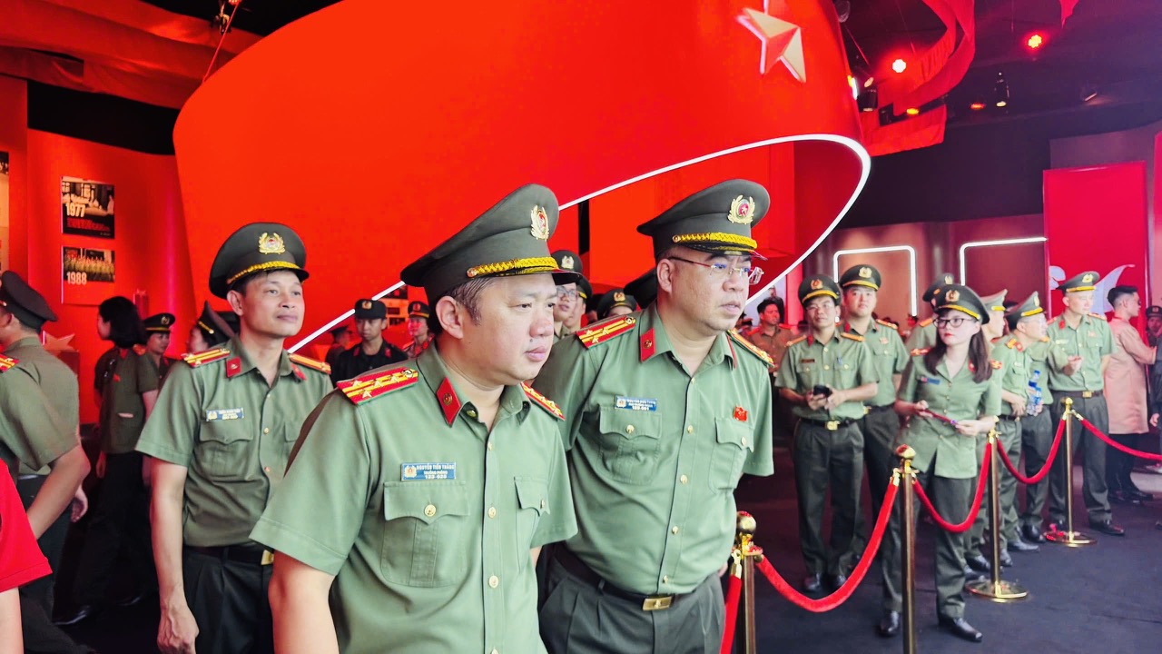 Khơi dậy trong tim về niềm tự hào, quyết tâm phấn đấu hoàn thành mọi nhiệm vụ