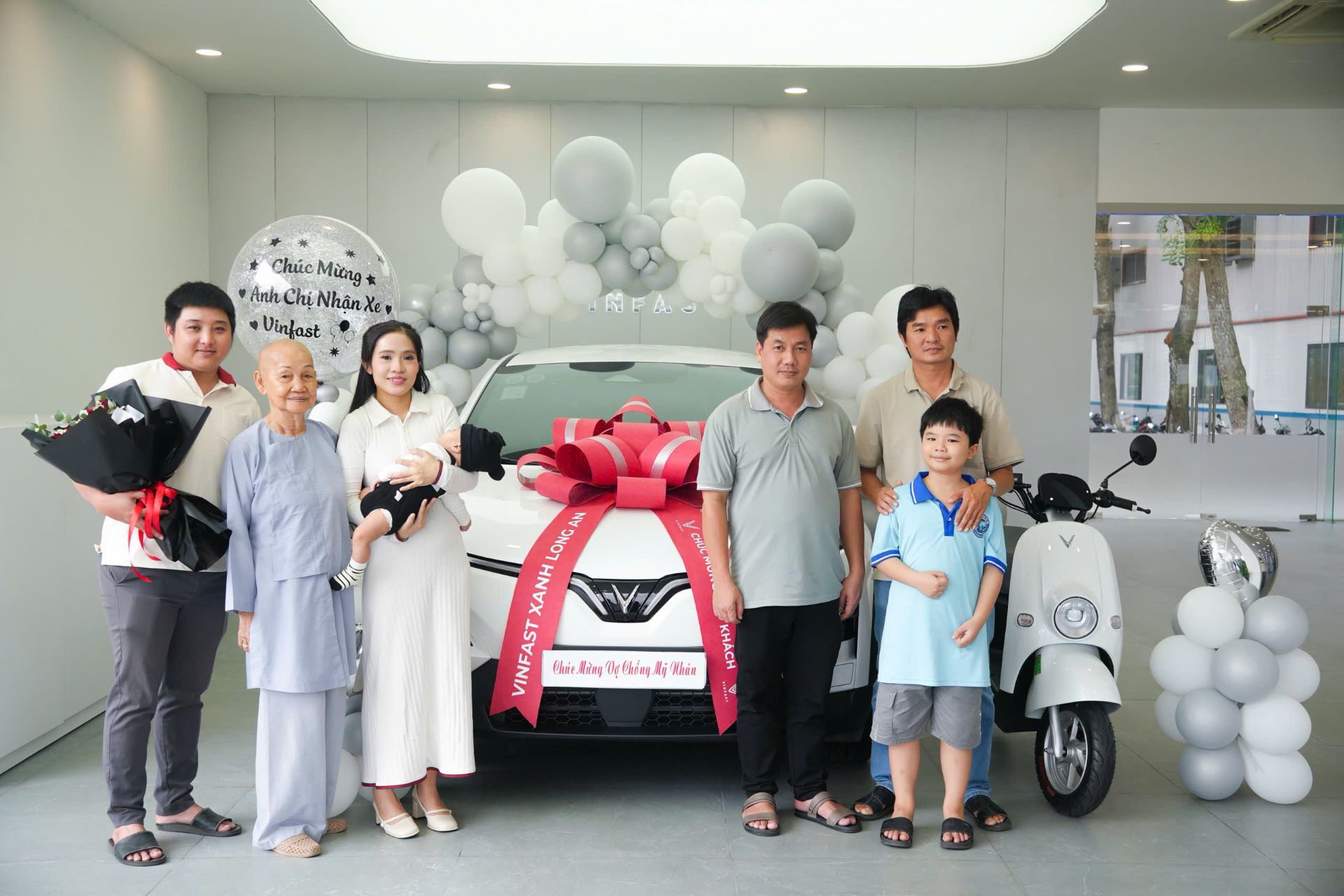 Tưởng “xé túi mù” cho vui mà trúng thật xế xịn,khách hàng VinFast tận hưởng “cú sốc ngọt ngào”