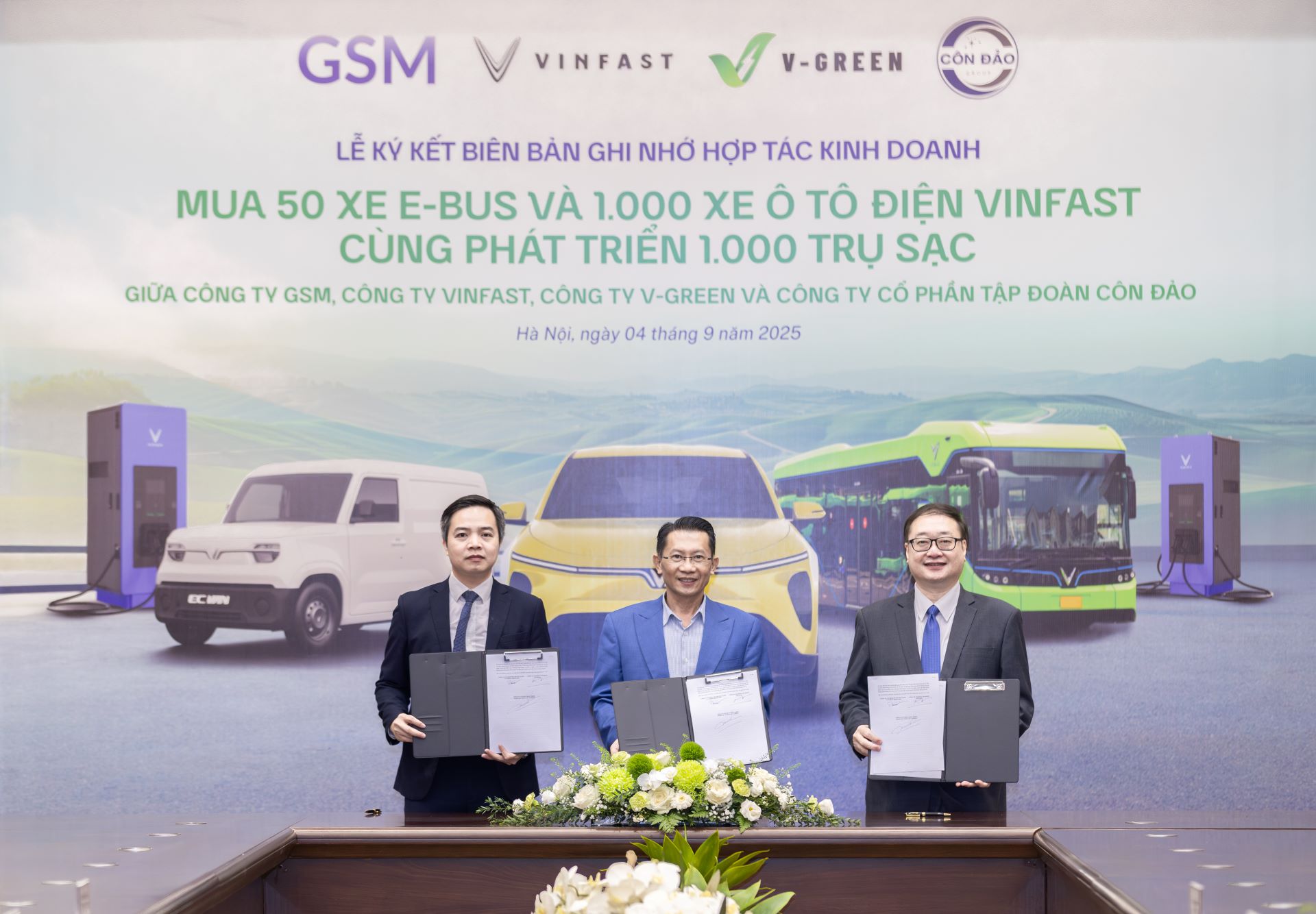 Ông Nguyễn Đăng Khoa – Tổng giám đốc Côn Đảo Group (giữa), ông Trần Lê Phương – Phó Tổng giám đốc GSM (bên phải) và ông Nguyễn Đức Vinh – Phó Tổng giám đốc V-Green tại lễ ký kết hợp tác