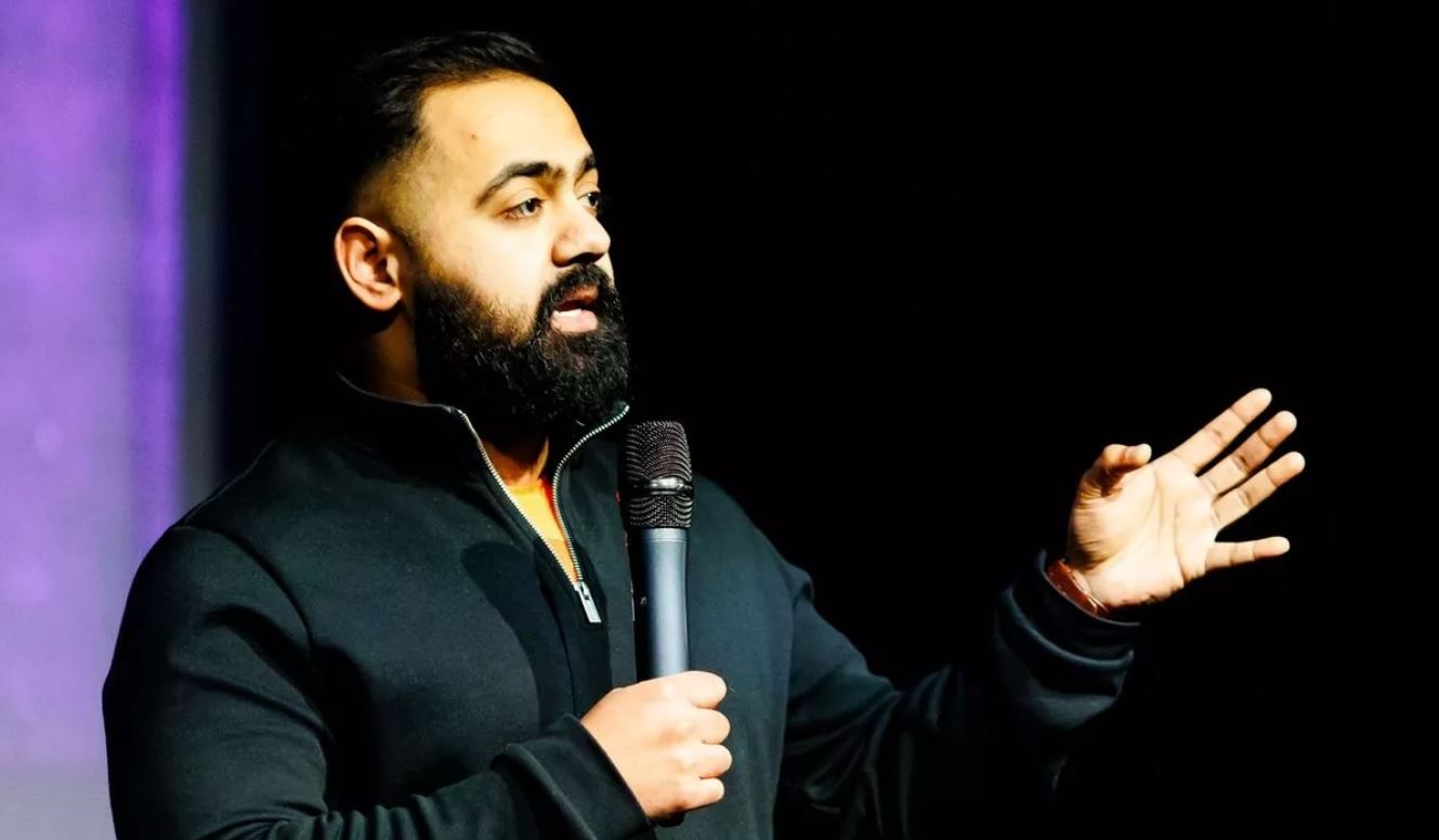 Bác sĩ Karan Rangarajan thường xuyên bị giả mạo bằng những video deepfake trên mạng xã hội. Ảnh Mirror