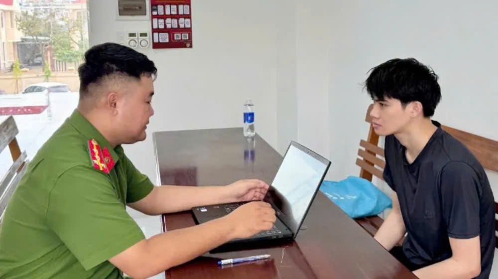 Đối tượng Lê Đình Thi tại cơ quan công an. Ảnh: VGP/Đ.Hoàng