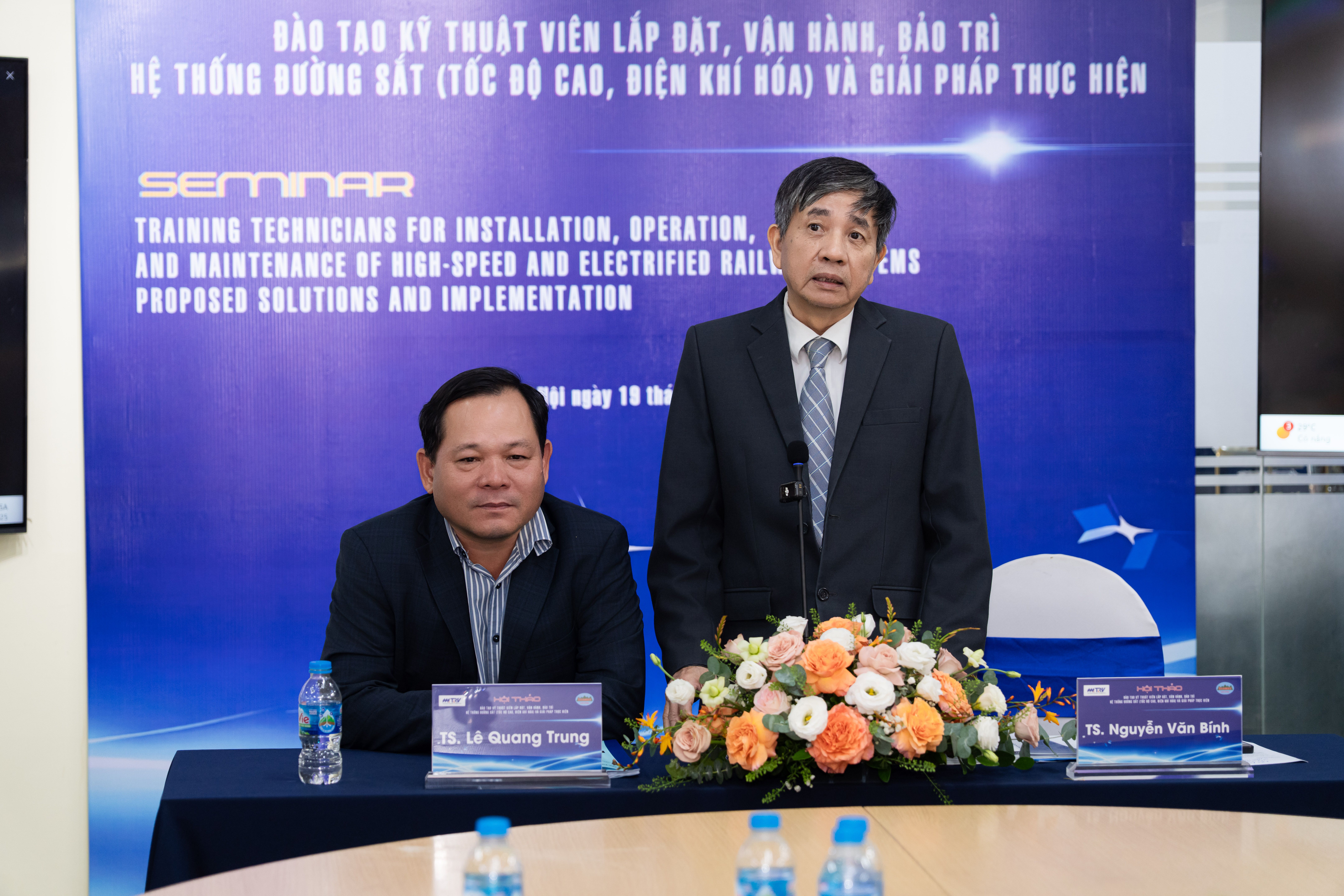 TS. Nguyễn Văn Bính chủ trì và điều phối hội thảo.