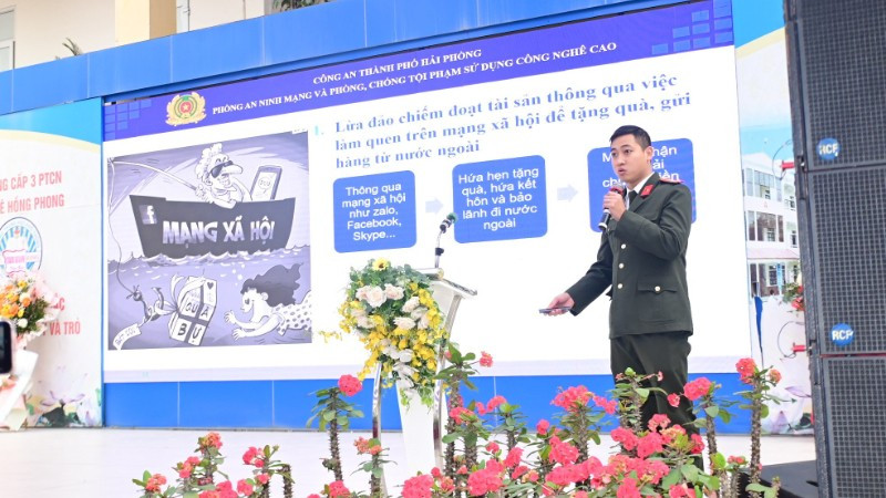 Cán bộ Phòng An ninh mạng và phòng, chống tội phạm sử dụng công nghệ cao Công an Thành phố Hải Phòng tuyên truyền phòng chống tội phạm trên không gian mạng. (Ảnh Công an Thành phố Hải Phòng)