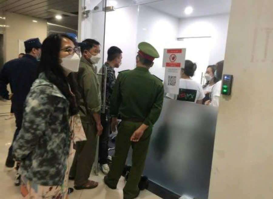 Nạn nhân của hệ thống sàn chứng khoán lừa đảo tại số 108 Nguyễn Hoàng, Hà Nội. Ảnh Công an tỉnh Lào Cai