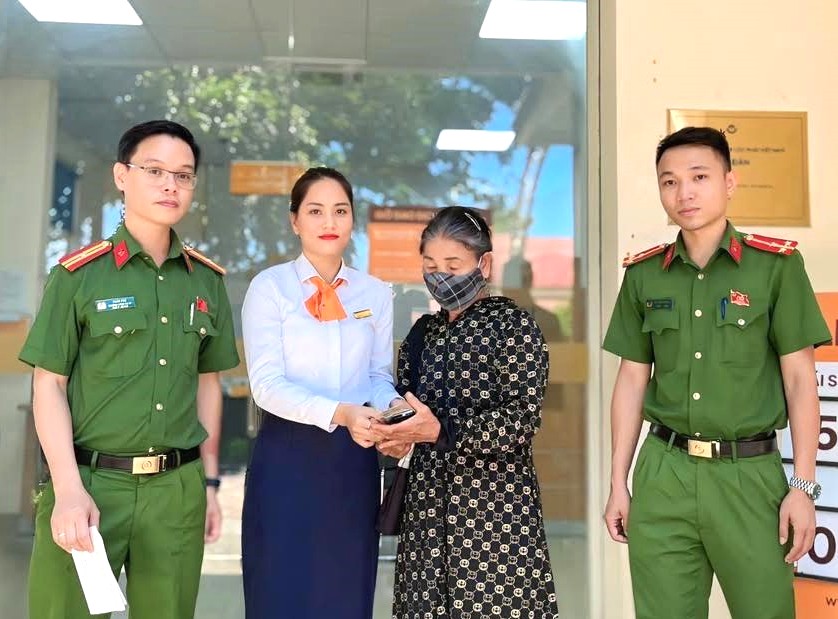 Cán bộ, chiến sĩ Công an xã Nghĩa Đàn và cán bộ Ngân hàng LPBank chi nhánh tại Nghĩa Đàn kịp thời ngăn chặn vụ việc, bảo vệ tài sản cho bà C.T.K.