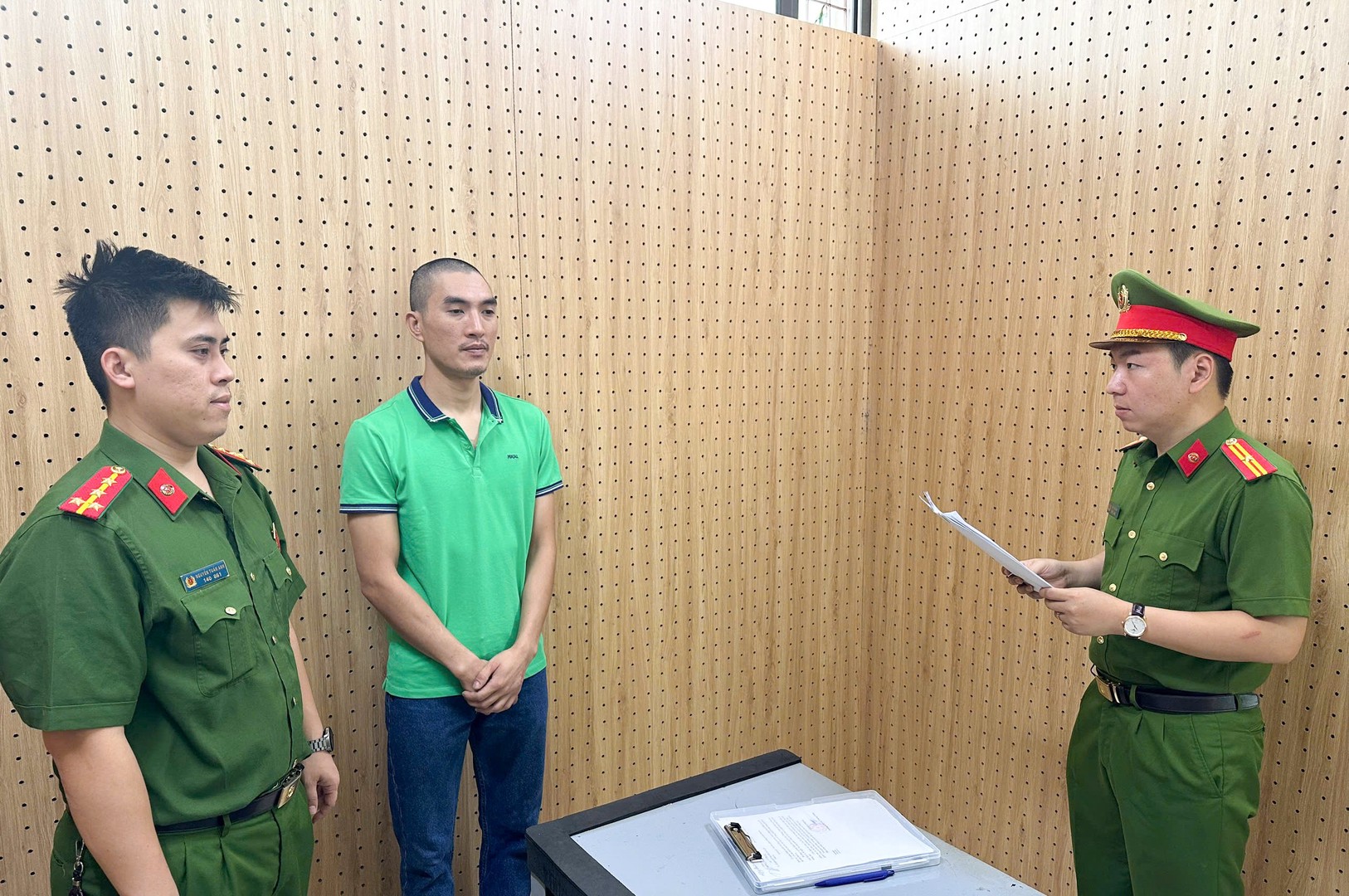 Cơ quan Cảnh sát điều tra Công an tỉnh Sơn La tống đạt quyết định và lệnh đối với Nguyễn Anh Thế.