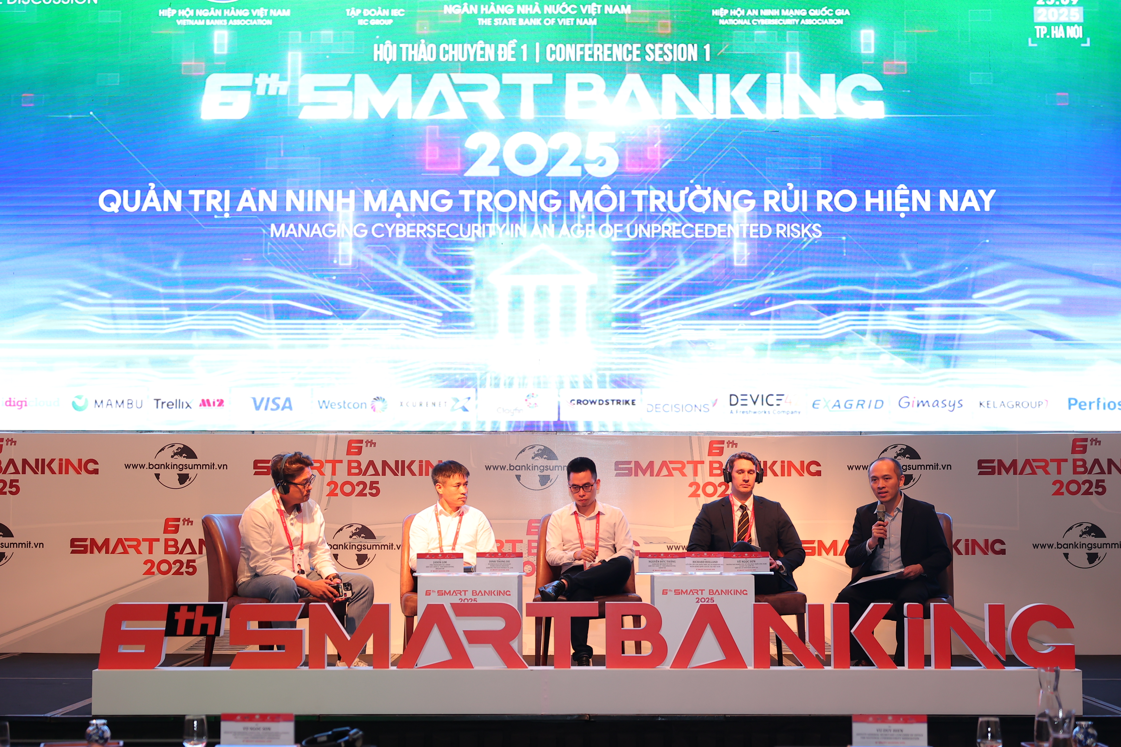 Trong khuôn khổ Hội thảo Chuyên đề 1 với chủ đề “Quản trị an ninh mạng trong môi trường rủi ro hiện nay”, thảo luận mở dưới sự điều phối của ông Vũ Ngọc Sơn, Trưởng Ban Nghiên cứu, tư vấn, phát triển công nghệ và Hợp tác quốc tế, Hiệp hội An ninh mạng quốc giađã mang đến những phân tích thực tiễn, giải pháp công nghệ và góc nhìn chiến lược nhằm bảo vệ dữ liệu.