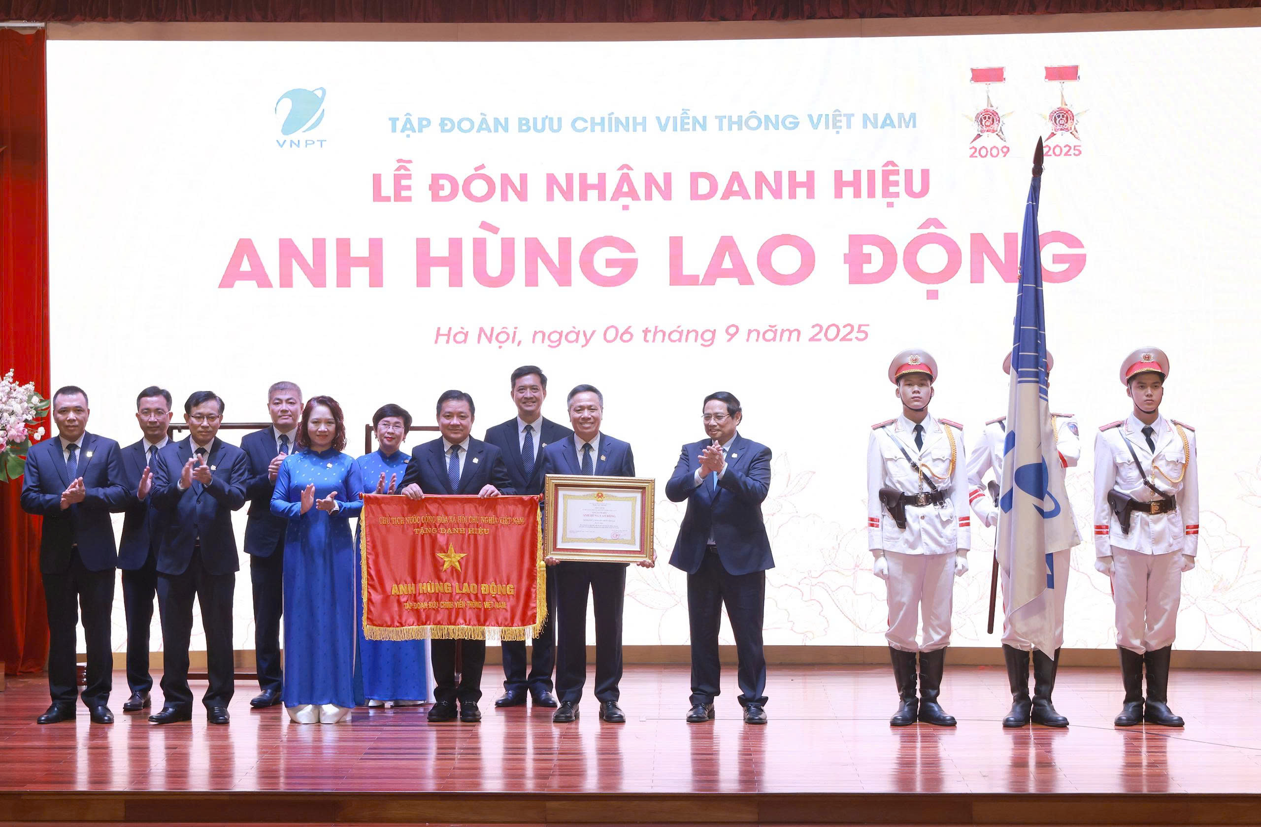 Thủ tướng Phạm Minh Chính thay mặt Đảng, Nhà nước trao Huân chương lao động cho Tập đoàn VNPT