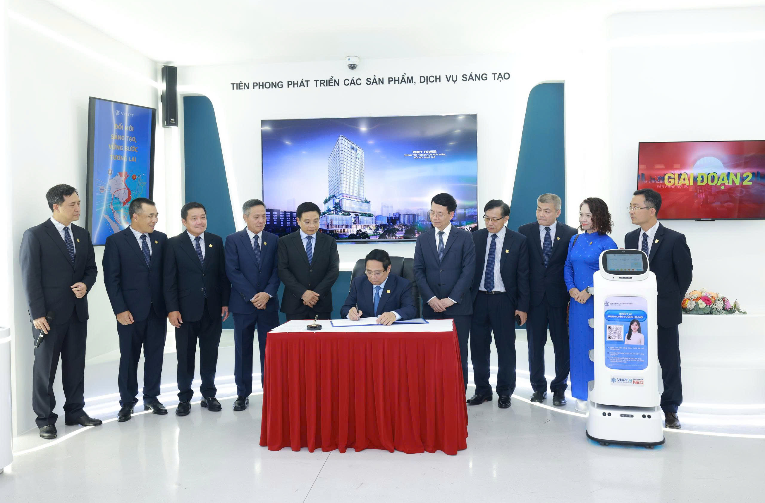 Trong lưu bút tại phòng truyền thống VNPT, Thủ tướng Phạm Minh Chính kỳ vọng VNPT tiên phong, gương mẫu, đi đầu trong nghiên cứu khoa học và đổi mới sáng tạo