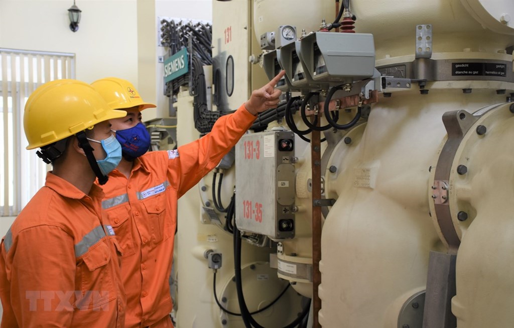 Nhân viên Điện lực Hà Nội kiểm tra vận hành lưới điện. Ảnh minh họa: TTXVN
