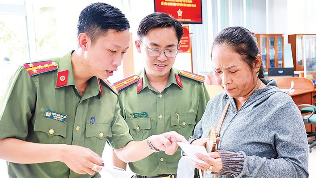Lực lượng tình nguyện Công an cơ sở tỉnh Cà Mau hướng dẫn giúp dân giải quyết khó khăn về thủ tục hành chính.