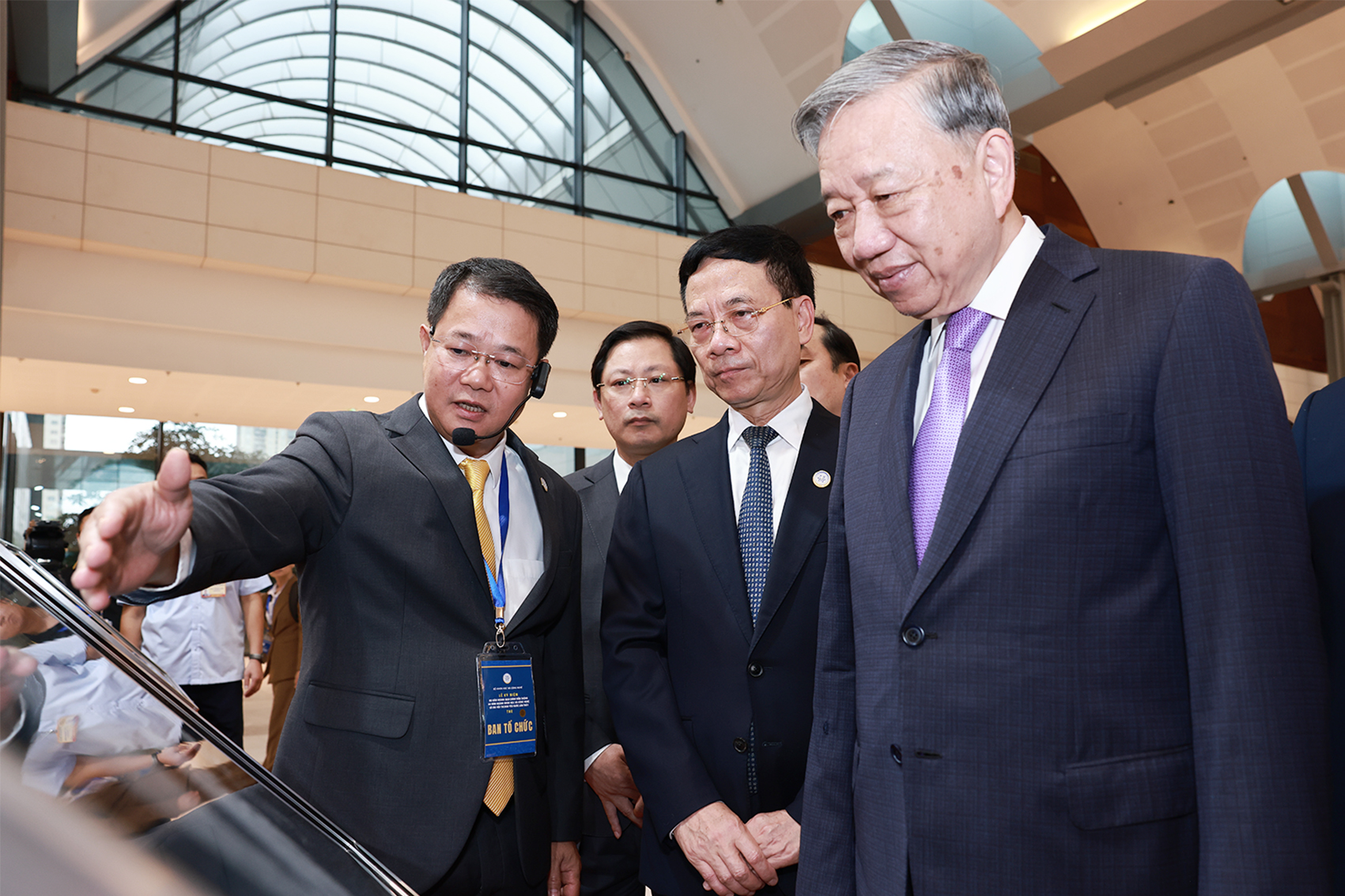 Chủ tịch Hội đồng Thành viên Tổng công ty Bưu điện Việt Nam Nguyễn Trường Giang giới thiệu hai khu vực bảo tàng tới Tổng Bí thư Tô Lâm