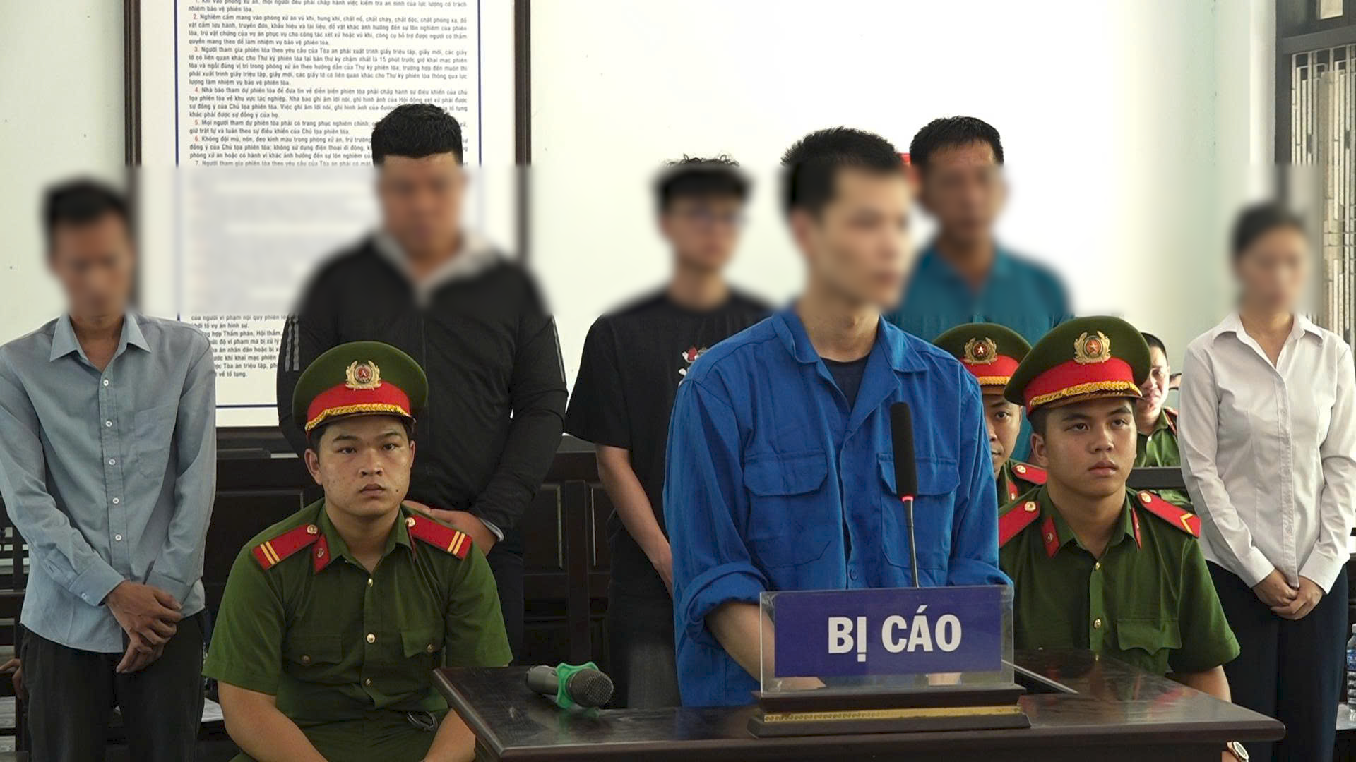 Các bị cáo trong vụ mua bán hơn 53 triệu dữ liệu cá nhân được xét xử tại TAND TP. Huế.