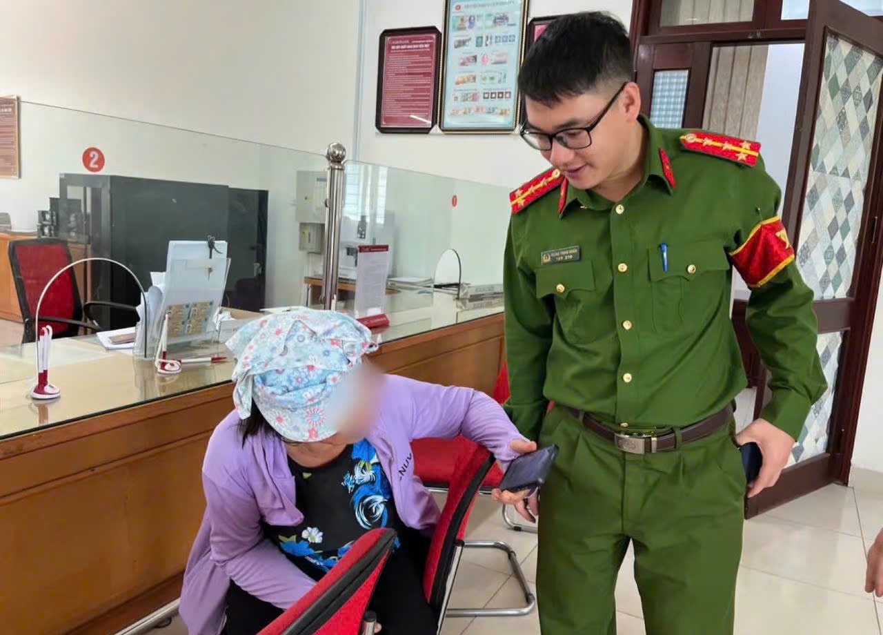 Cán bộ Công an xã tuyên truyền, phân tích thủ đoạn lừa đảo để bà L.T.Đ không thực hiện giao dịch chuyển tiền.