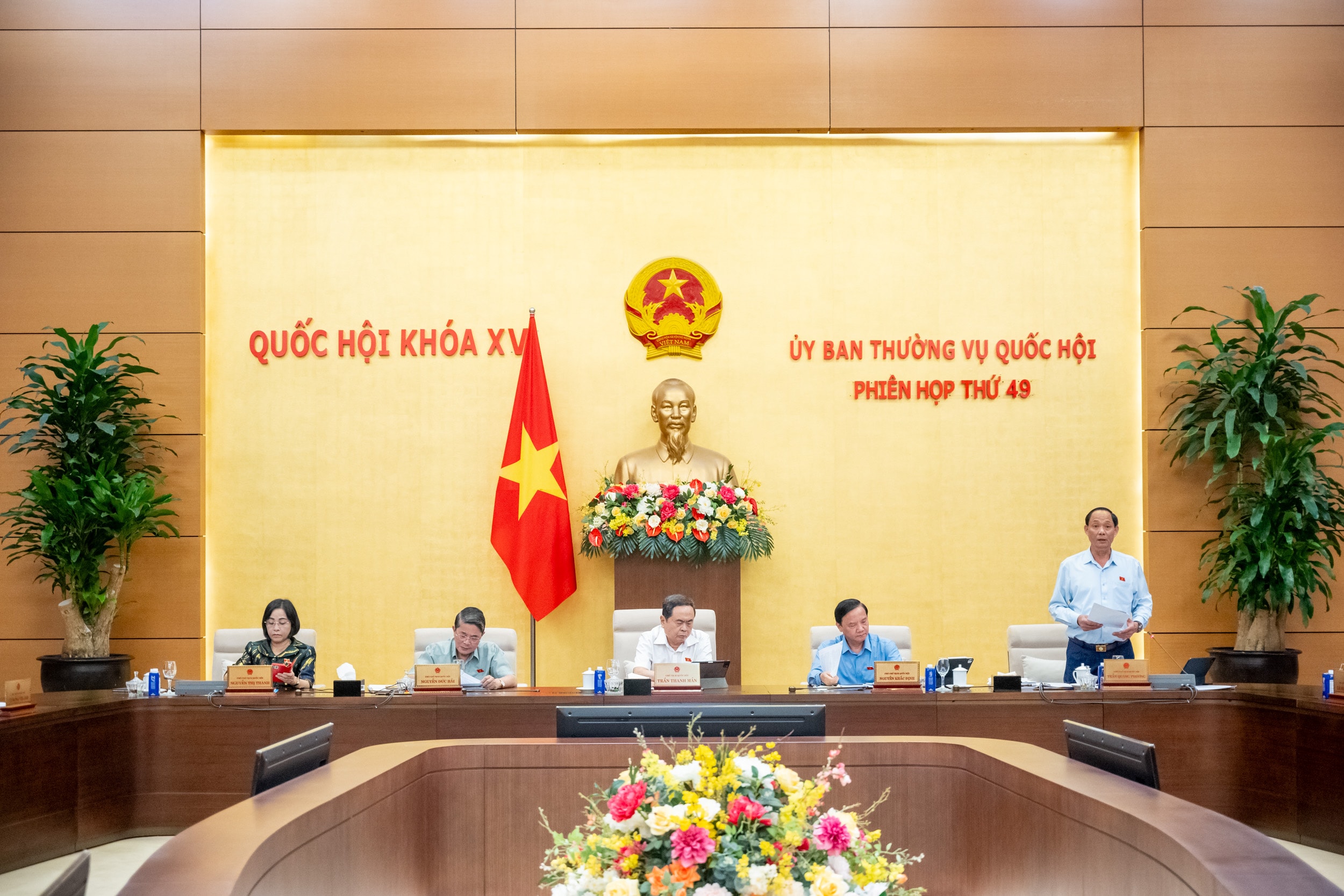 Phó Chủ tịch Quốc hội, Thượng tướng Trần Quang Phương điều hành phiên họp. 