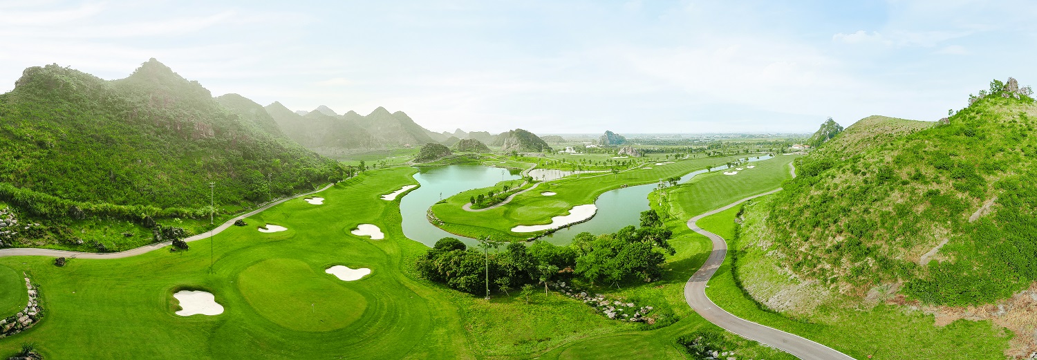 Tuyệt tác sân golf uốn lượn mềm mại quanh những khối núi đá vôi hàng triệu năm tuổi, hòa quyện với hồ nước và rừng cây