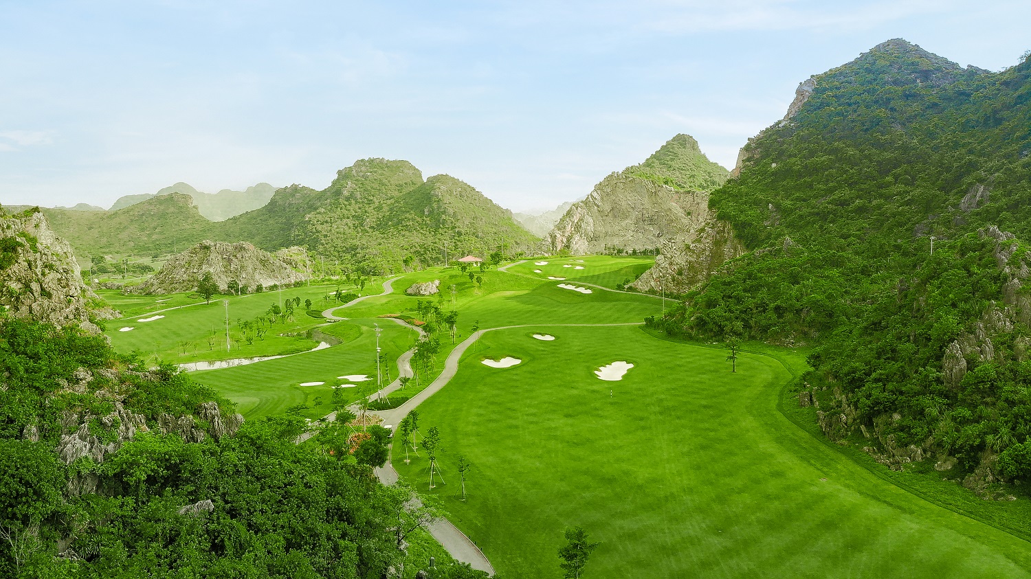 Không chỉ là sân golf đạt chuẩn quốc tế, Sân golf Thiên Đường Legend Valley Country Club còn đang định hình trở thành tổ hợp nghỉ dưỡng - du lịch sinh thái hàng đầu Ninh Bình