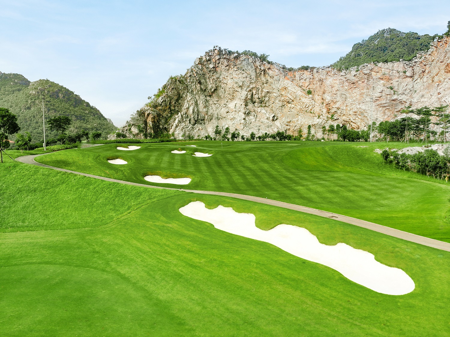 Legend Valley Country Club là sự kết hợp hoàn hảo giữa nghệ thuật thiết kế và triết lý phát triển bền vững, hài hòa với thiên nhiên
