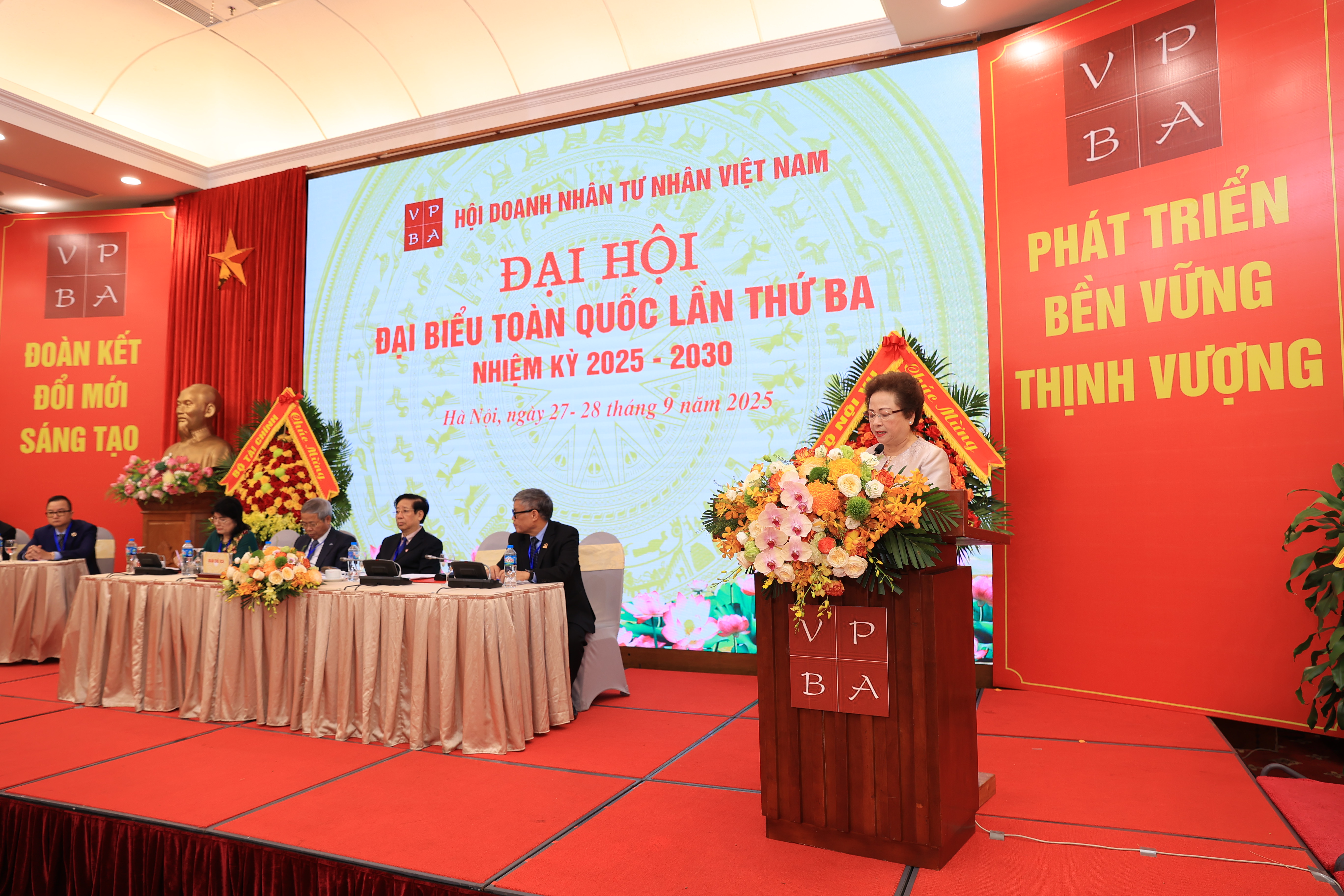 Bà Nguyễn Thị Nga phát biểu tại Đại hội Đại biểu toàn quốc lần thứ III của Hội Doanh nhân Tư nhân Việt Nam.