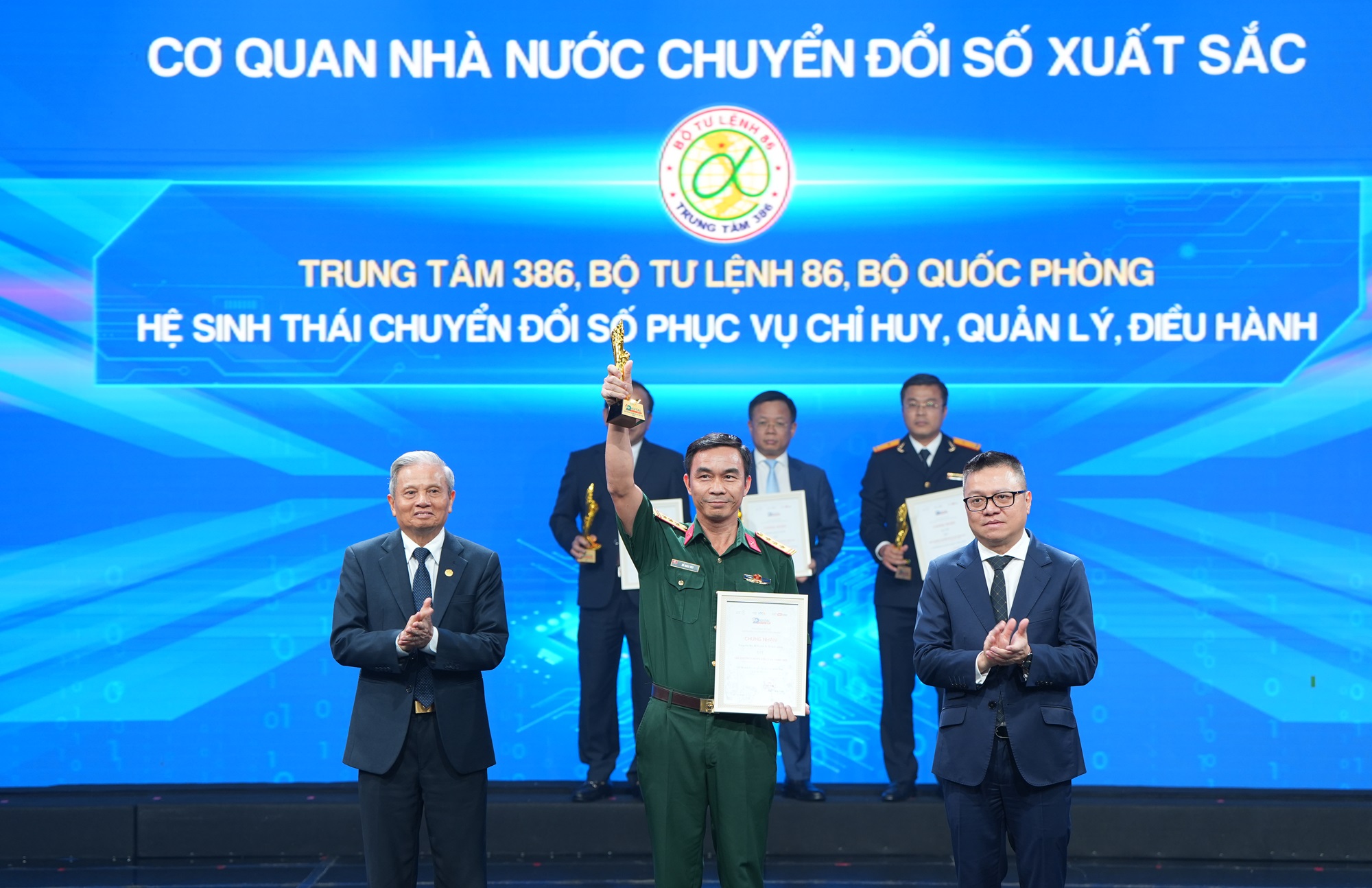 Trung tâm 386, Bộ Tư lệnh 86, Bộ Quốc phòng với Hệ sinh thái chuyển đổi số phục vụ chỉ huy, quản lý, điều hành được vinh danh ở hạnh mục Cơ quan nhà nước chuyển đổi số xuất sắc