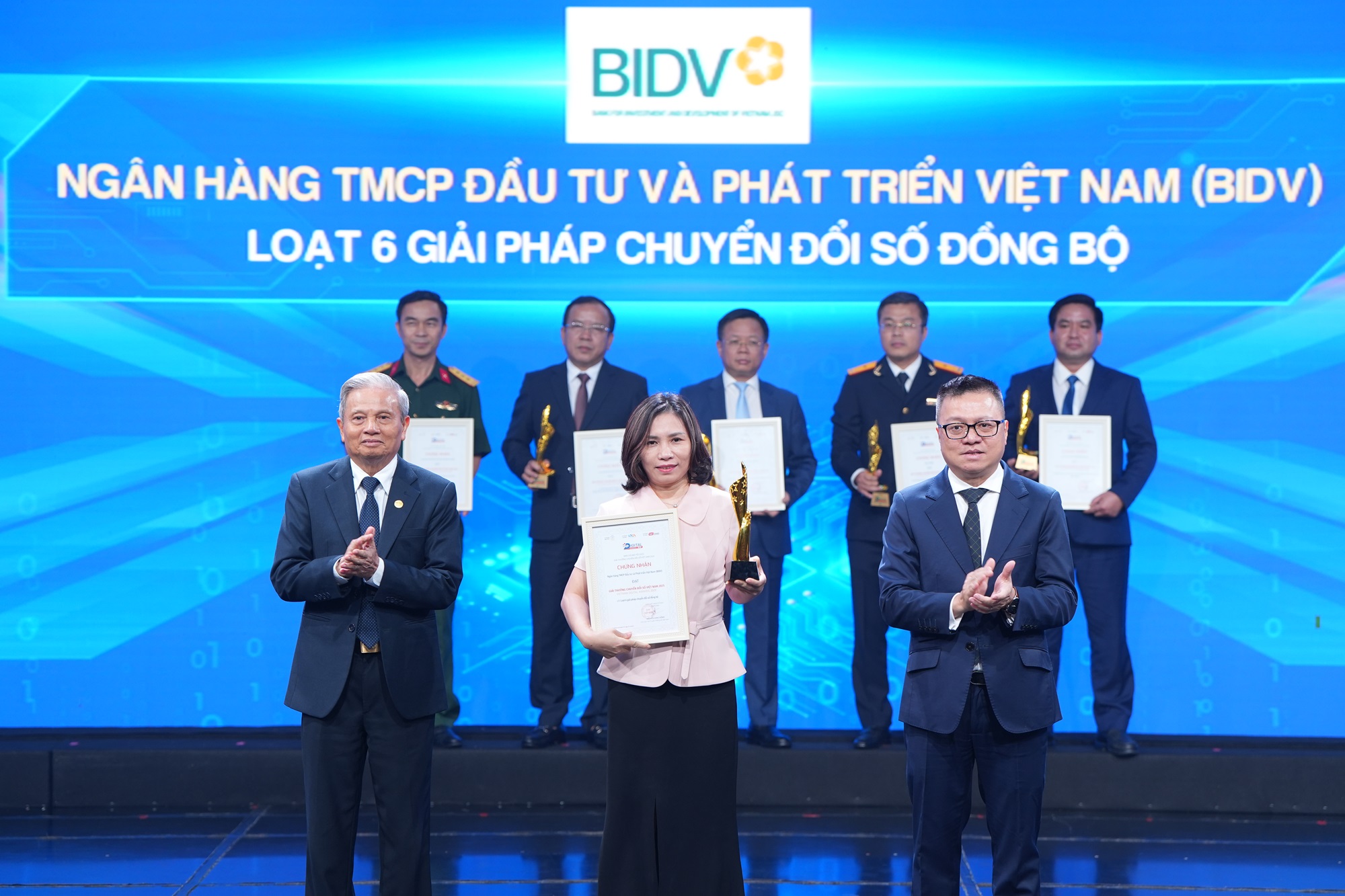 Ngân hàng TMCP Đầu tư và Phát triển Việt Nam (BIDV) với Loạt 6 giải pháp chuyển đổi số đồng bộ được vinh danh tại hạng mục Doanh nghiệp chuyển đổi số xuất sắc