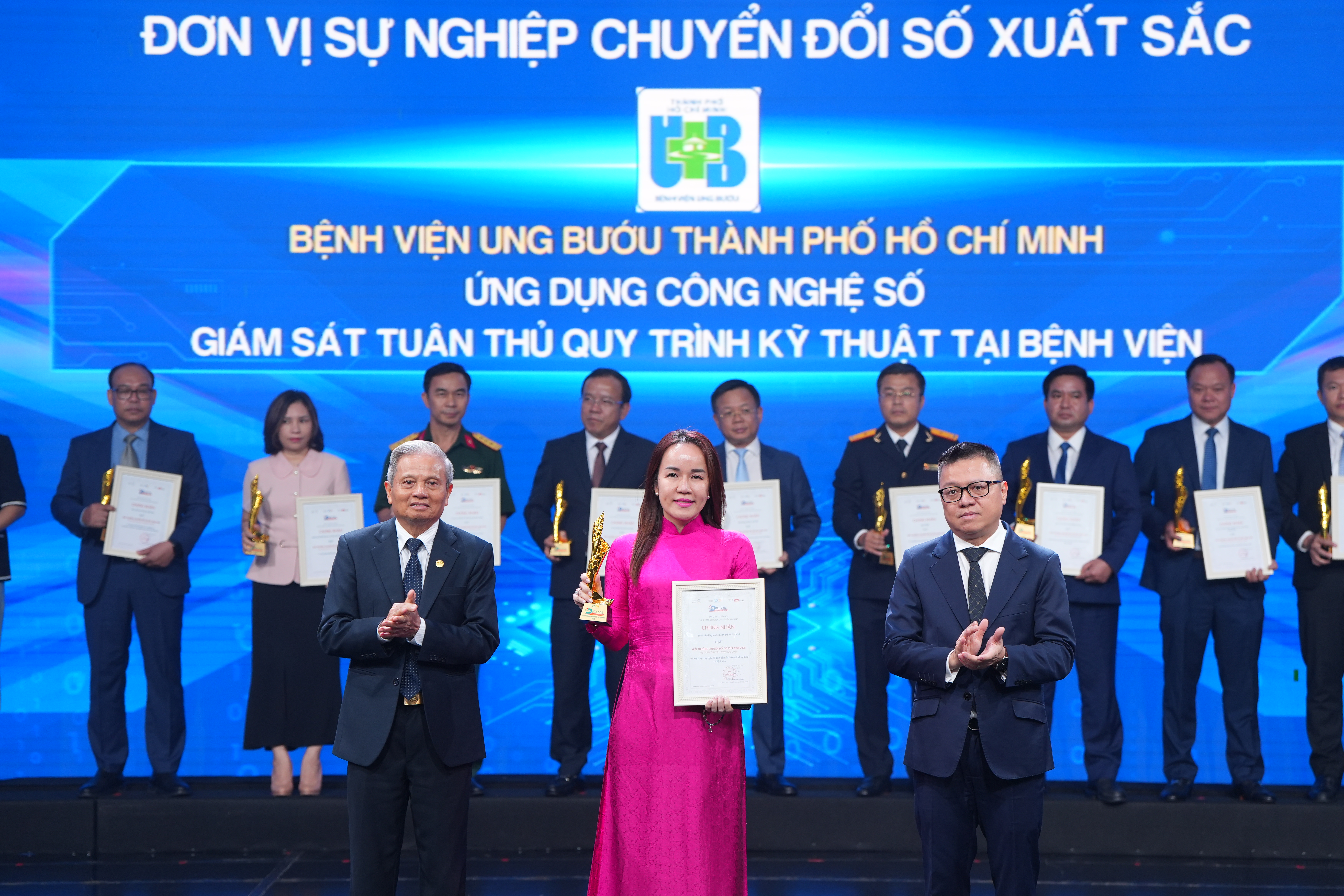 Bệnh viện Ung bướu Thành phố Hồ Chí Minh với giải pháp Ứng dụng công nghệ số giám sát tuân thủ quy trình kỹ thuật tại Bệnh viện được vinh danh tại hạng mục Đơn vị sự nghiệp chuyển đổi số xuất sắc