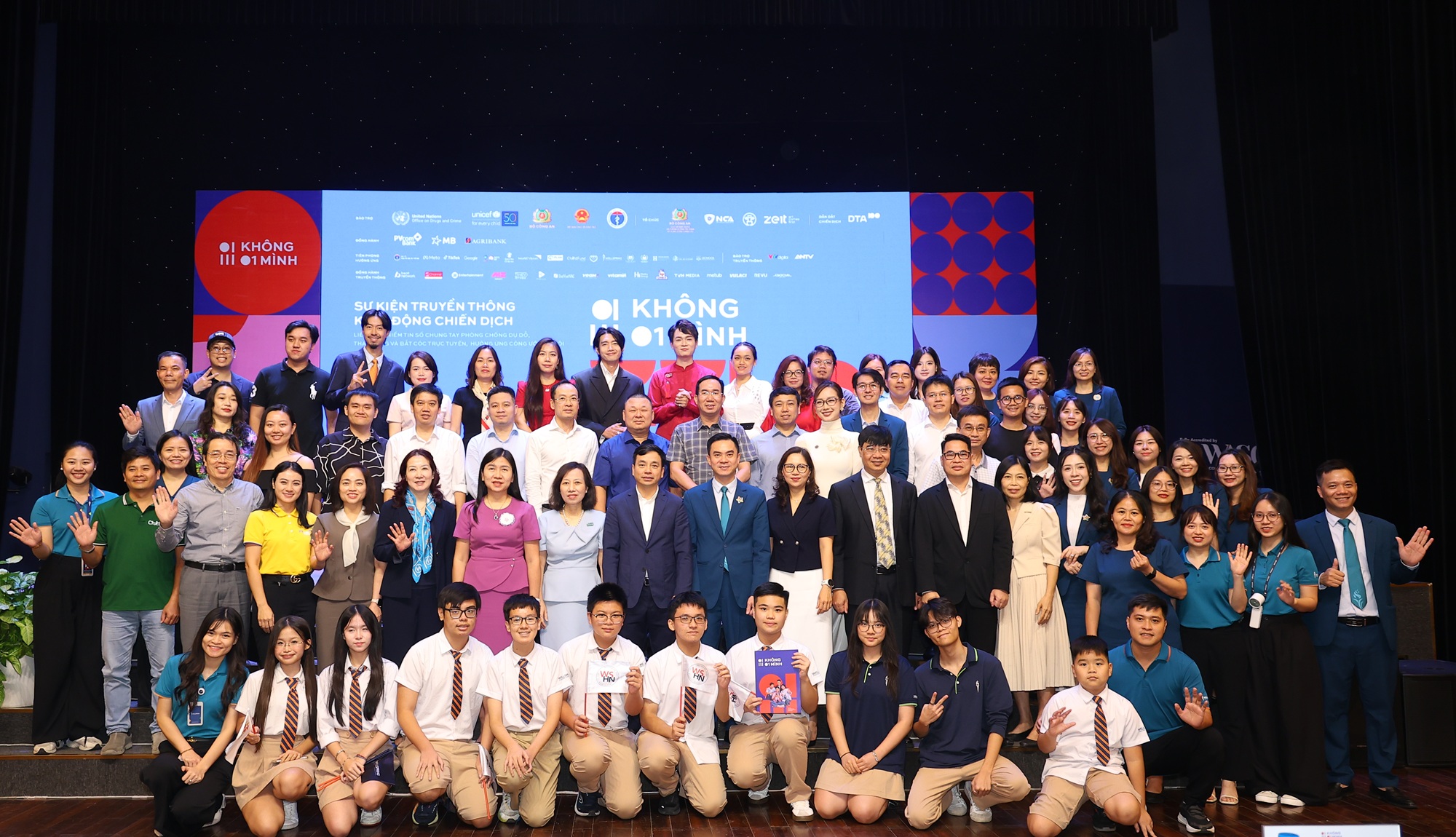 Các đại biểu tham gia Lễ phát động chiến dịch truyền thông “Không Một Mình”. Ảnh Nguyễn Cường.