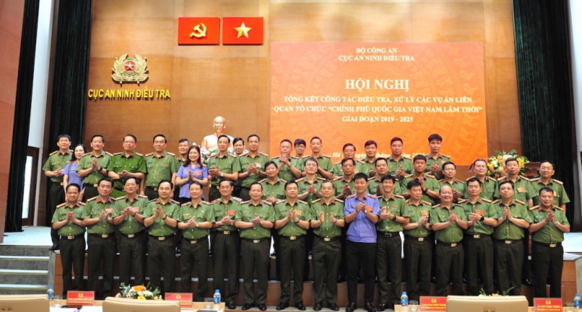 Trung tướng Hoàng Văn Hà và đồng chí Mai Trung Thành cùng các đại biểu tham dự hội nghị.