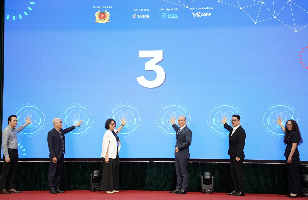 Các đại biểu ấn nút khởi động chiến dịch Chậm Mà Chắc