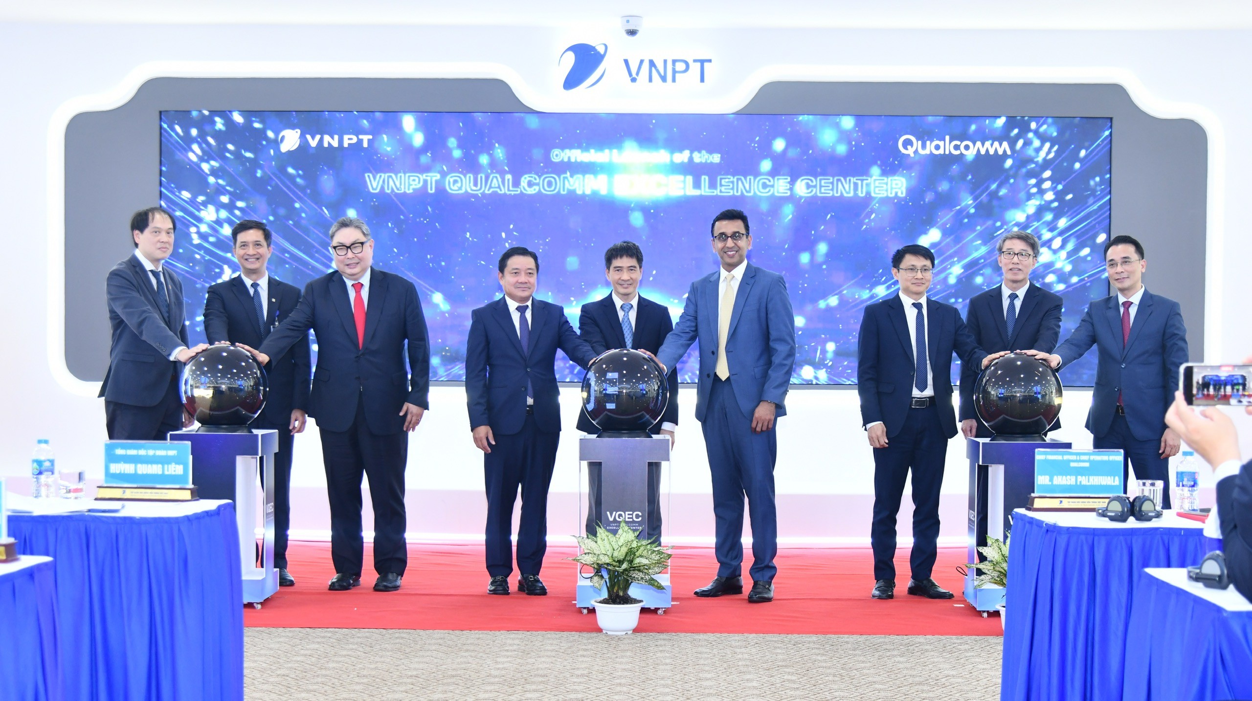 Lãnh đạo cấp cao của VNPT, Qualcomm và các đại biểu nhấn nút khai trương Trung tâm Xuất sắc VNPT - Qualcomm