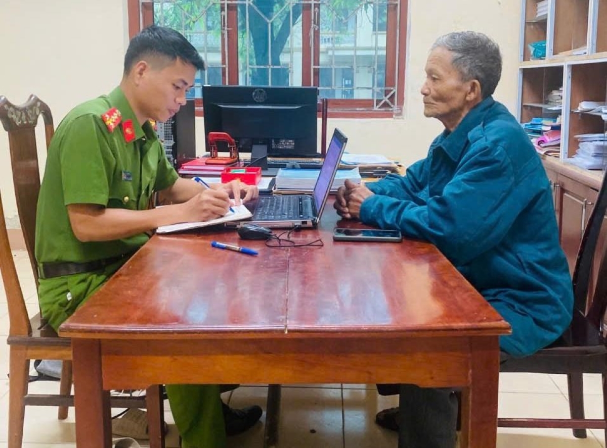 Công an xã Lộc Hà tiếp nhận trình báo vụ việc từ ông Thắng.