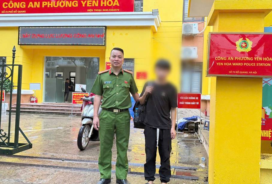 Cán bộ Công an phường Yên Hòa giúp đỡ nam thiếu niên về với gia đình ở Điện Biên