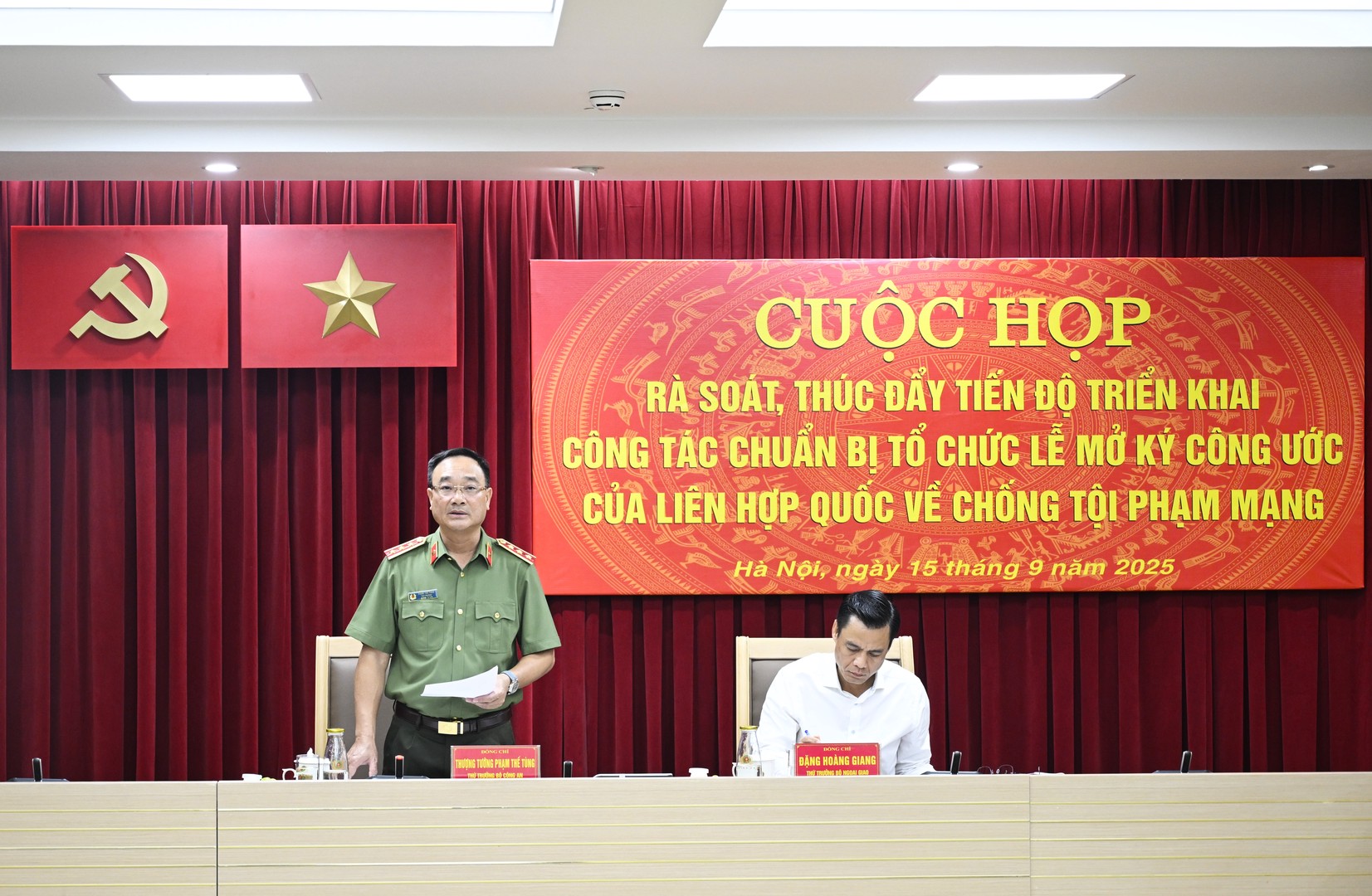 Thứ trưởng Bộ Công an Phạm Thế Tùng và Thứ trưởng Bộ Ngoại giao Đặng Hoàng Giang đồng chủ trì cuộc họp rà soát rà soát, thúc đẩy tiến độ triển khai công tác chuẩn bị tổ chức Lễ mở ký Công ước của Liên Hợp quốc về phòng chống tội phạm.