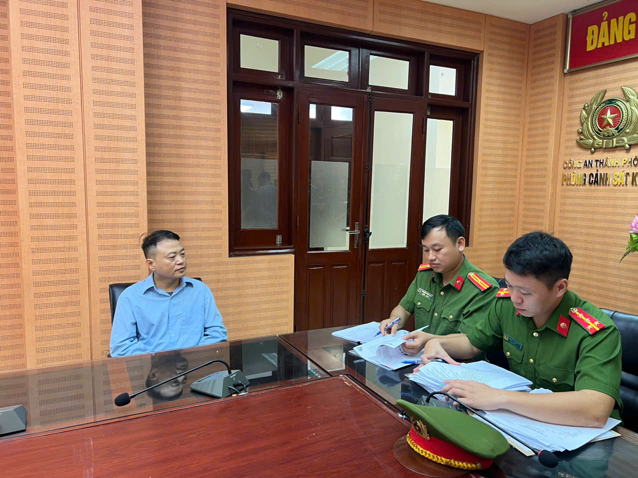 Cơ quan công an làm  việc với đối tượng Nguyễn Hòa Bình. Ảnh: Công an Hà Nội