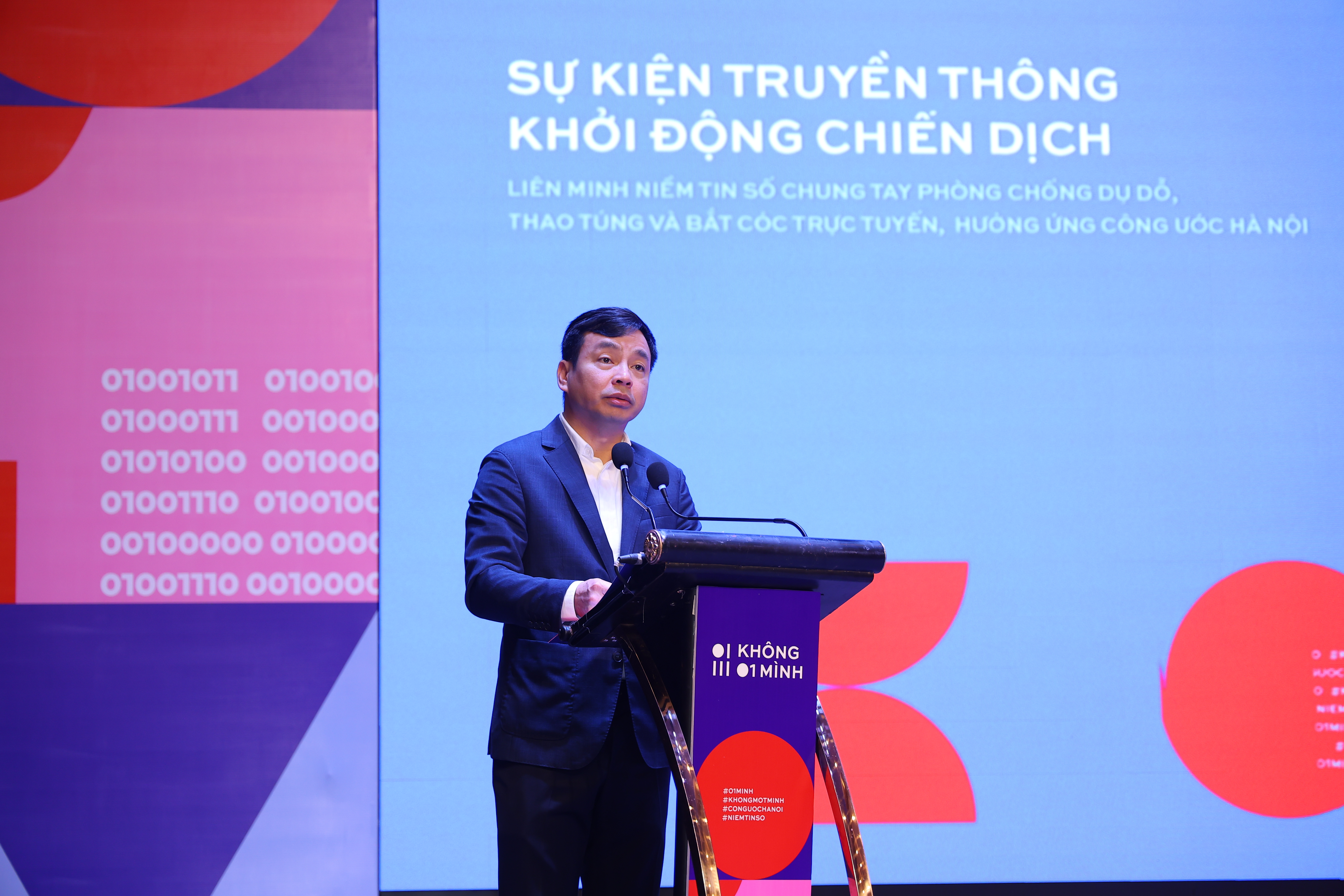 Thiếu tướng Lê Xuân Minh - Cục trưởng Cục An ninh mạng và phòng, chống tội phạm sử dụng công nghệ cao (A05, Bộ Công an), phát biểu khai mạc lễ phát động Chiến dịch Không một mình. Ảnh Nguyễn Cường.