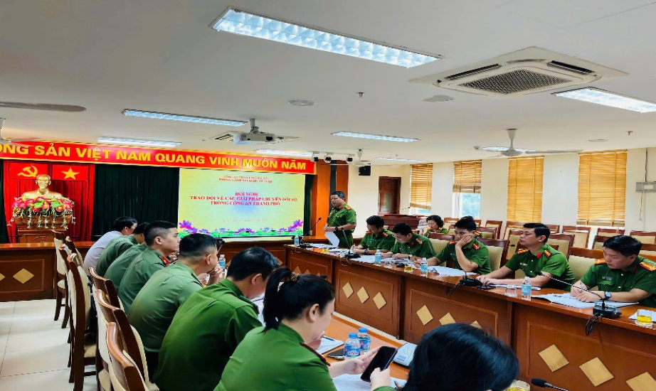 Trung tá Nguyễn Thành Lâm, Trưởng phòng Cảnh sát quản lý hành chính về trật tự xã hội chủ trì họp các giải pháp chuyển đổi số của đơn vị.