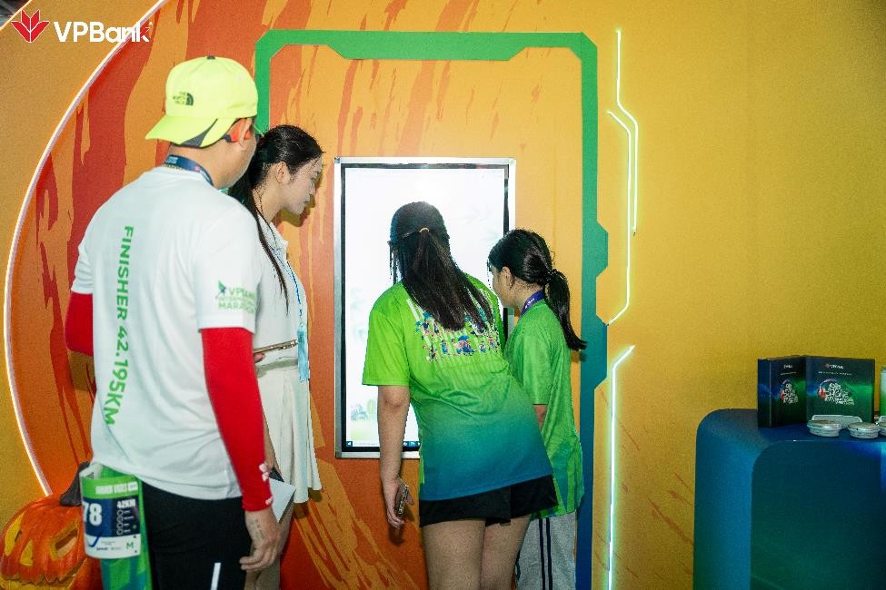 Runner tham gia mini game tại booth Hallo-win