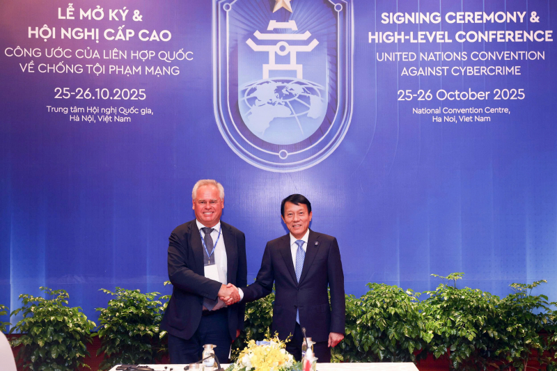 Đại tướng Lương Tam Quang và Tổng giám đốc Kaspersky Evgeny Valentinovich tại buổi tiếp diễn ra bên lề Lễ mở ký Công ước Hà Nội.