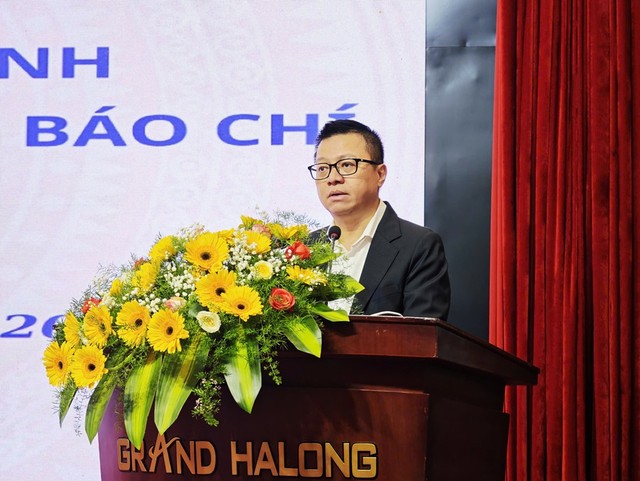 Ông Lê Quốc Minh, Ủy viên Ban Chấp hành Trung ương Đảng, Tổng Biên tập Báo Nhân Dân, Phó Trưởng Ban Tuyên giáo và Dân vận Trung ương, Chủ tịch Hội Nhà báo Việt Nam phát biểu tại tọa đàm.