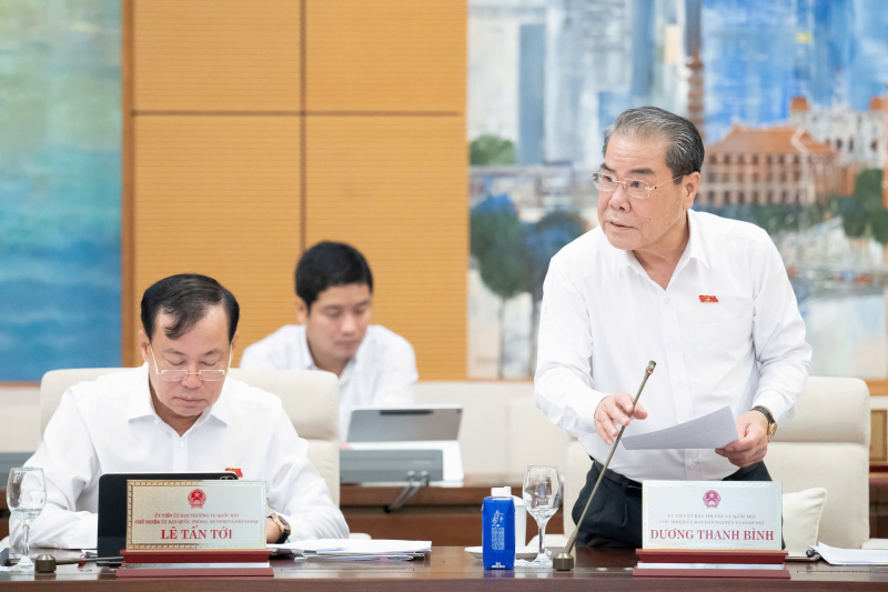 Chủ nhiệm Ủy ban Dân nguyện và Giám sát của Quốc hội Dương Thanh Bình trình bày báo cáo thẩm tra dự án Luật.