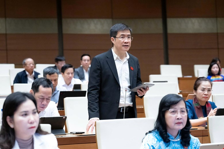 Đại biểu Quốc hội Hoàng Minh Hiếu (Nghệ An) nêu ý kiến về những thách thức pháp lý và đạo đức trong việc ứng dụng trí tuệ nhân tạo.