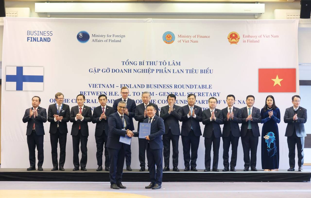 Ông Huỳnh Quang Liêm - Tổng Giám đốc VNPT và  ông TL Viswanathan, Thành viên Ban lãnh đạo, Giám đốc sản phẩm Tập đoàn F-Secure trao Biên bản ghi nhớ dưới sự chứng kiến của Tổng Bí thư Tô Lâm  (Ảnh: TTXVN)