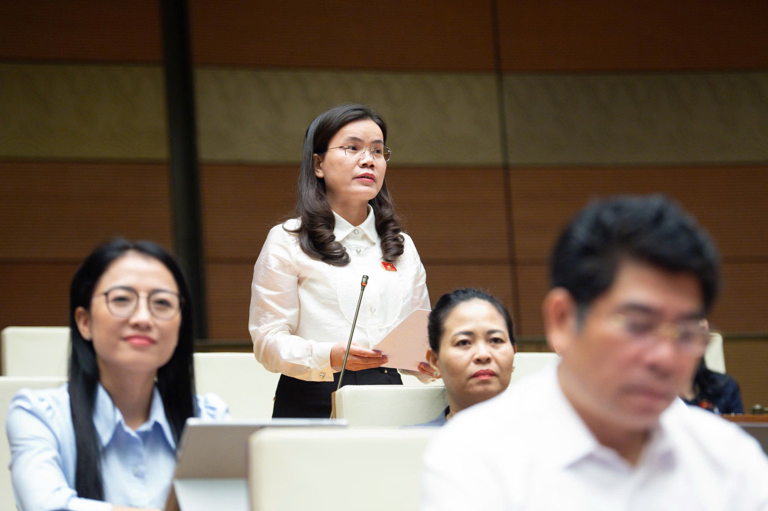 Đại biểu Vũ Hồng Luyến, Đoàn ĐBQH tỉnh Hưng Yên, phát biểu góp ý về việc ứng dụng công nghệ số trong lưu trữ và truy cập thông tin, tài liệu giám sát.