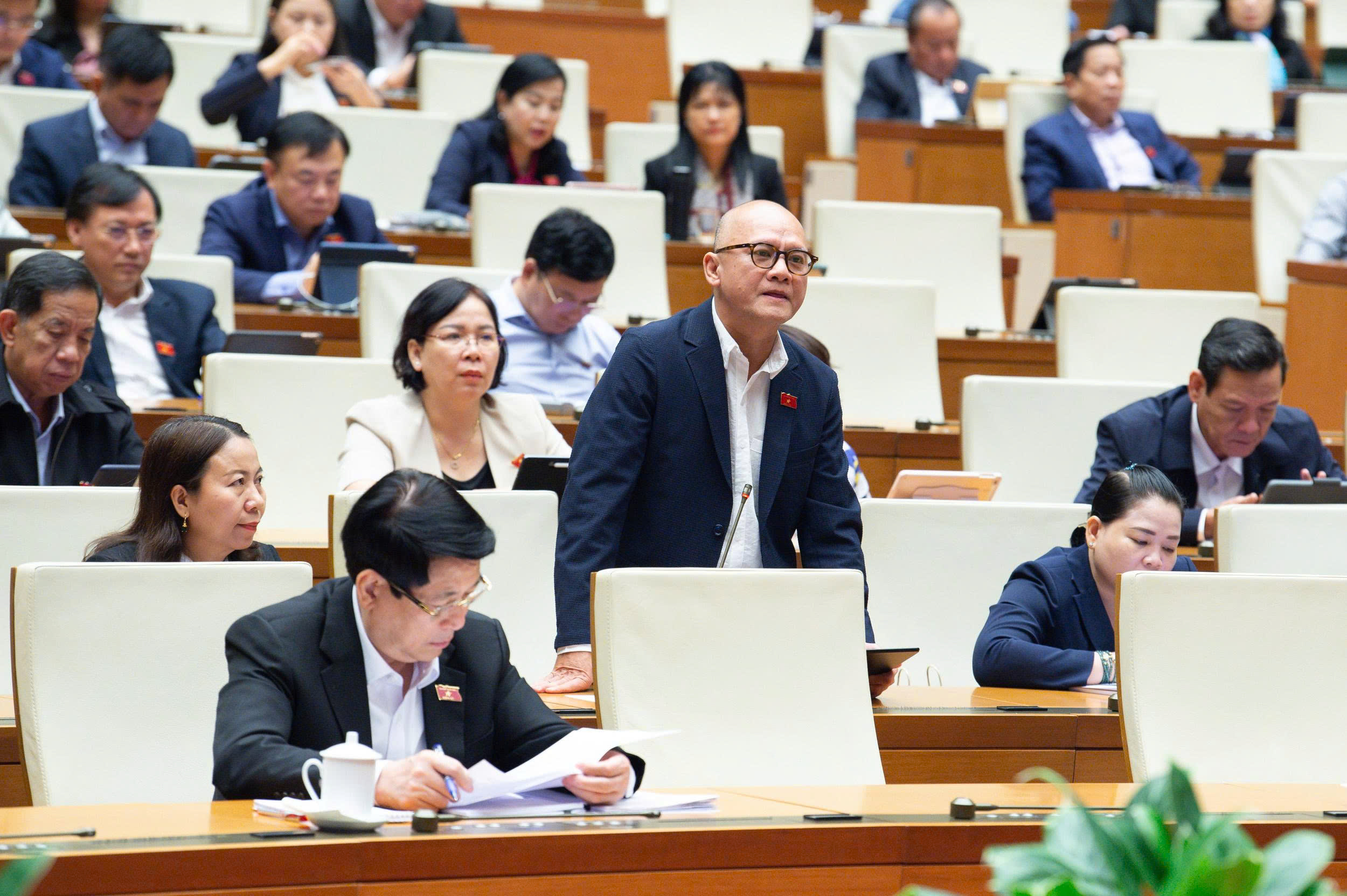 Đại biểu Bế Trung Anh, Đoàn ĐBQH tỉnh Vĩnh Long, đề xuất tăng cường giám sát bằng dữ liệu số, tham gia sớm vào chu trình chính sách ngay từ giai đoạn khảo sát.