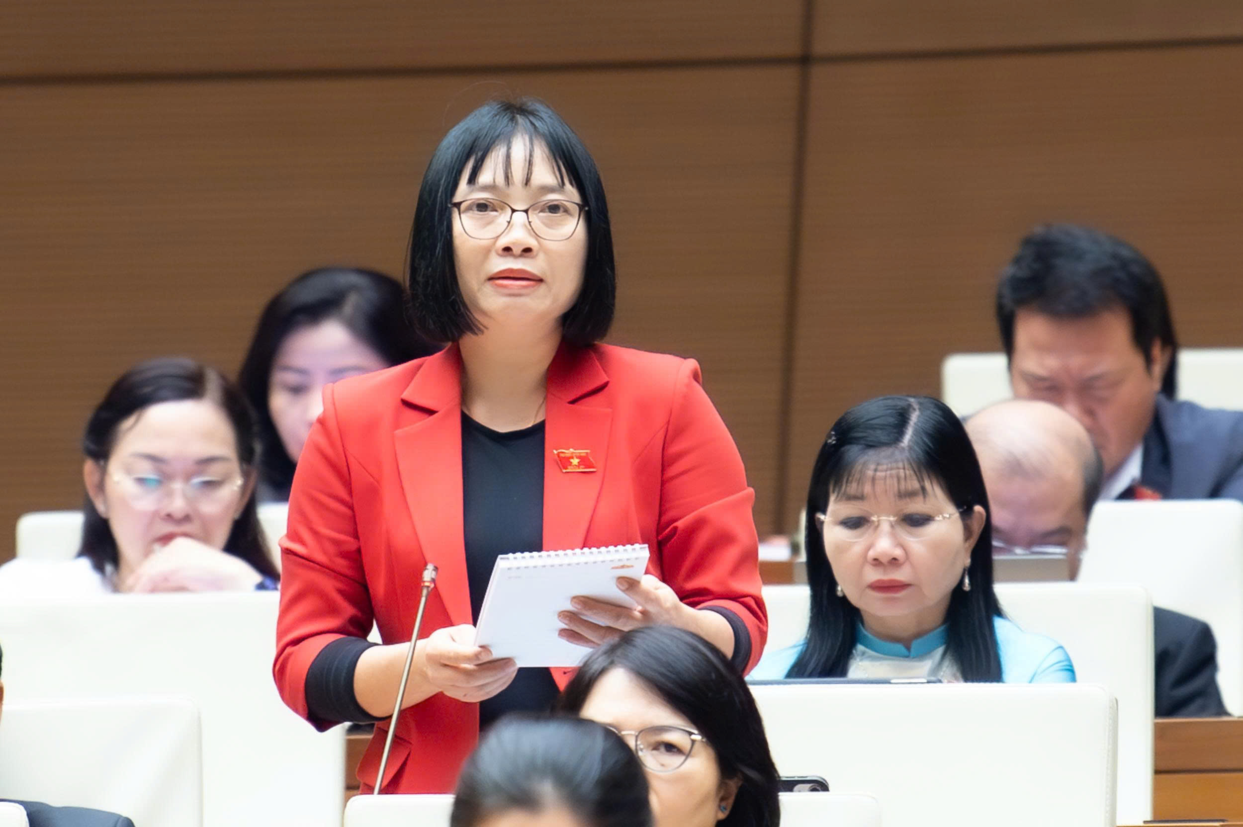 Đại biểu Nguyễn Thị Việt Nga, Đoàn ĐBQH thành phố Hải Phòng, đề nghị xem xét thành lập cơ sở dữ liệu giám sát nhằm nâng cao chất lượng hoạt động của Quốc hội.