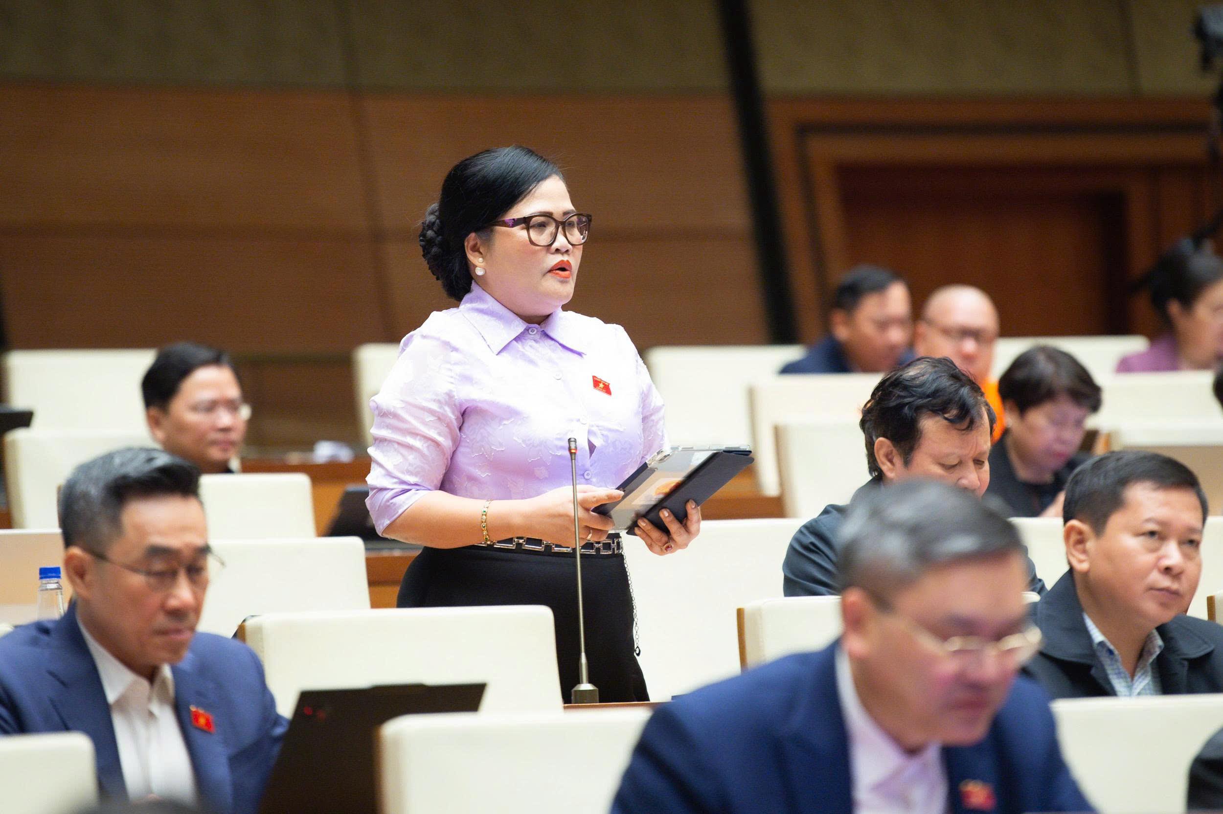 Đại biểu Nguyễn Thị Sửu, Đoàn ĐBQH thành phố Huế, đề nghị bổ sung quy định về công khai kết quả giám sát trên Cổng thông tin điện tử Quốc hội và HĐND.