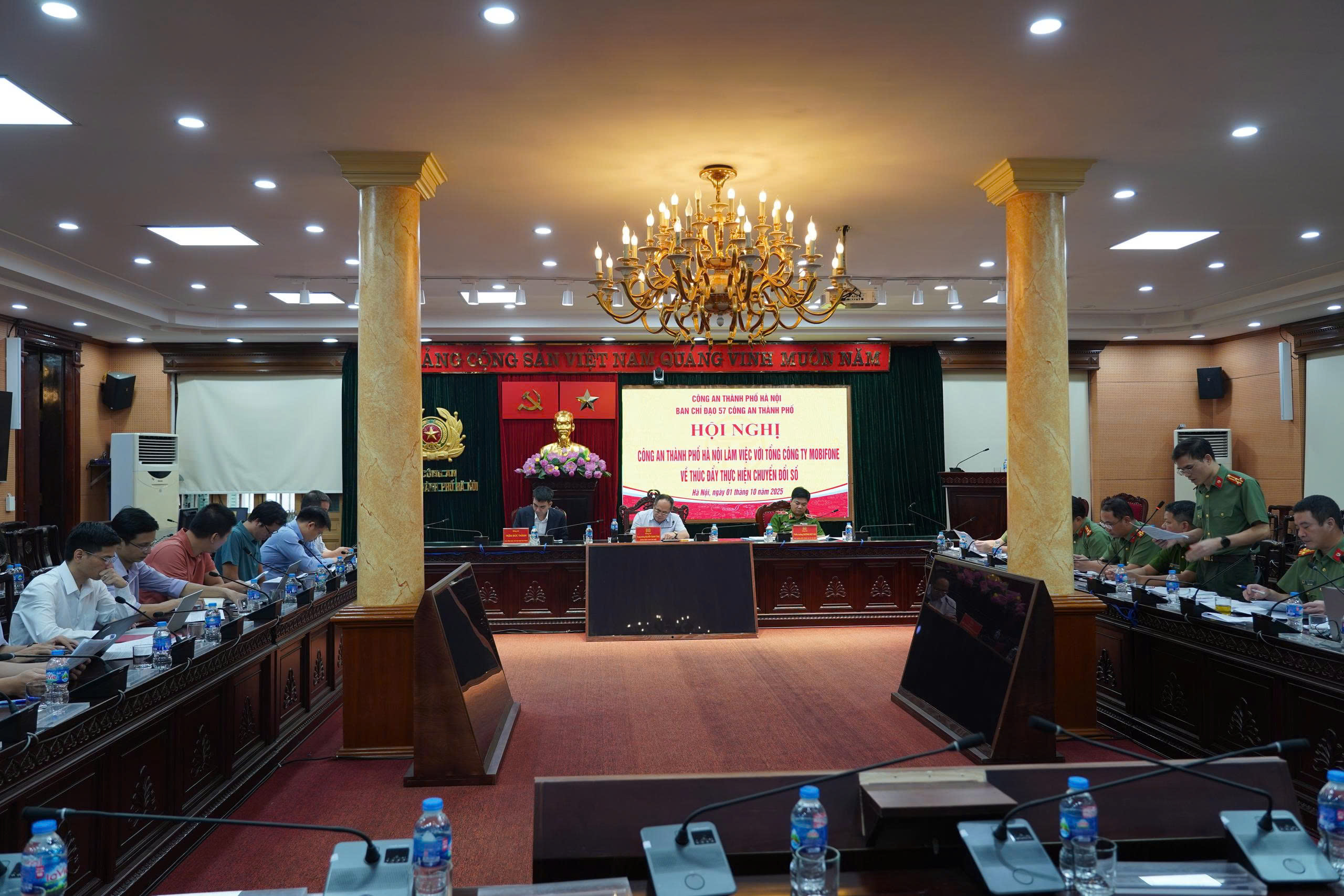 Toàn cảnh buổi làm việc.