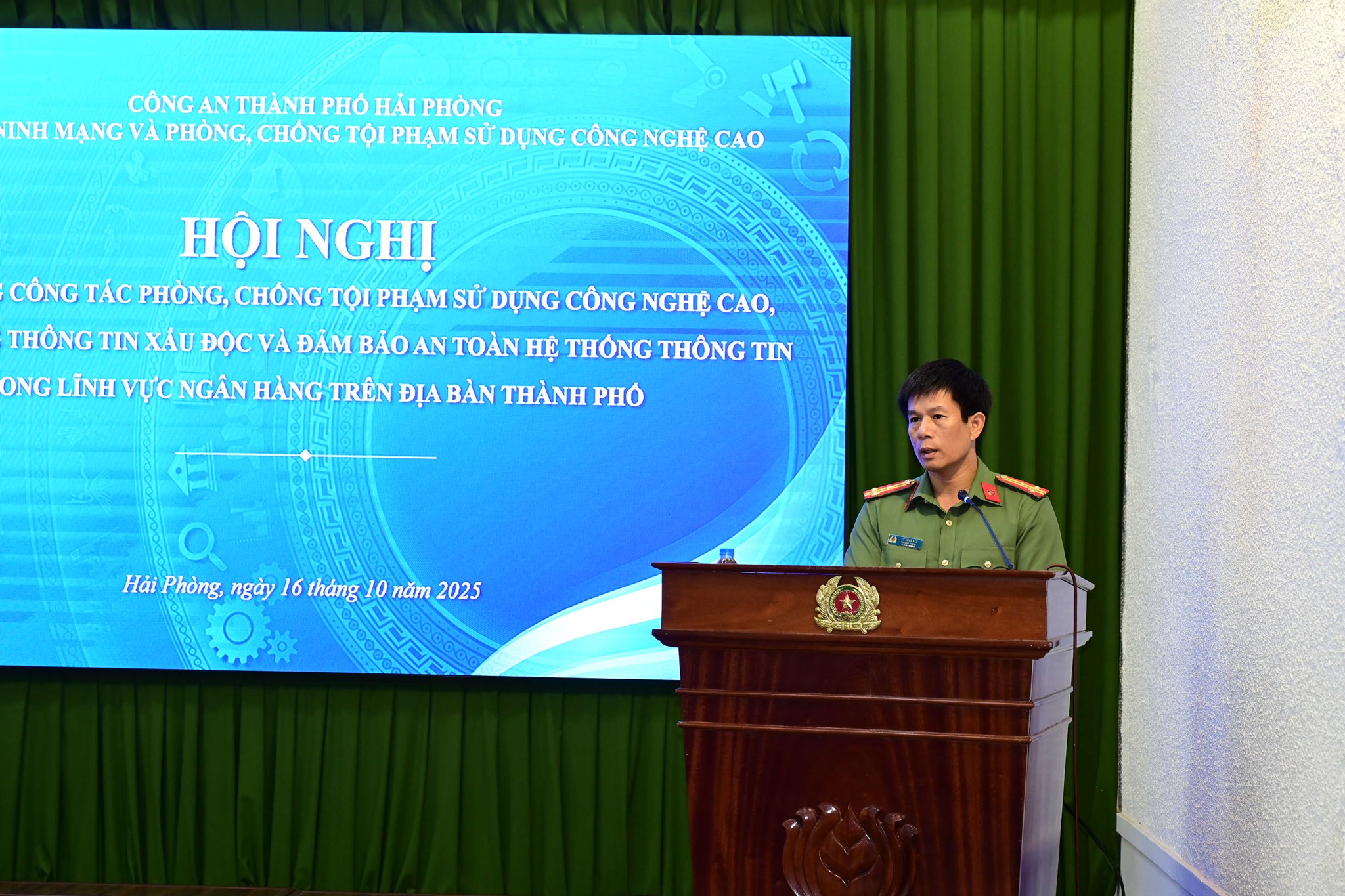 Thượng tá Vũ Xuân Bảo, Trưởng Phòng An ninh mạng và Phòng chống tội phạm sử dụng công nghệ cao phát biểu tại Hội nghị.