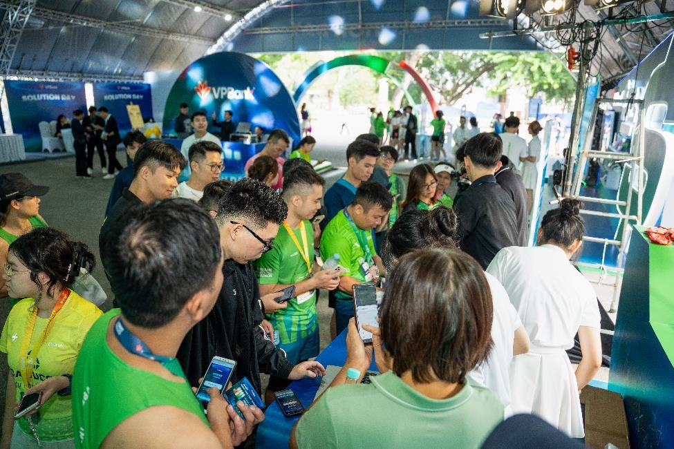 Nhiều vận động viên hào hứng trải nghiệm các hoạt động tại booth