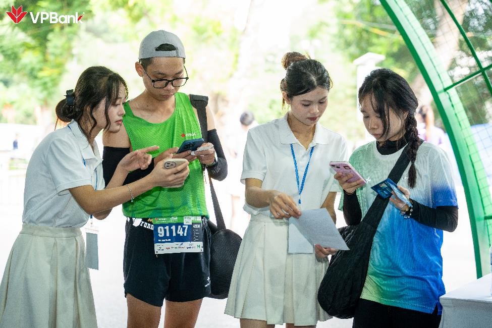 Khách hàng được nhân viên tư vấn về các giải pháp thanh toán của ngân hàng